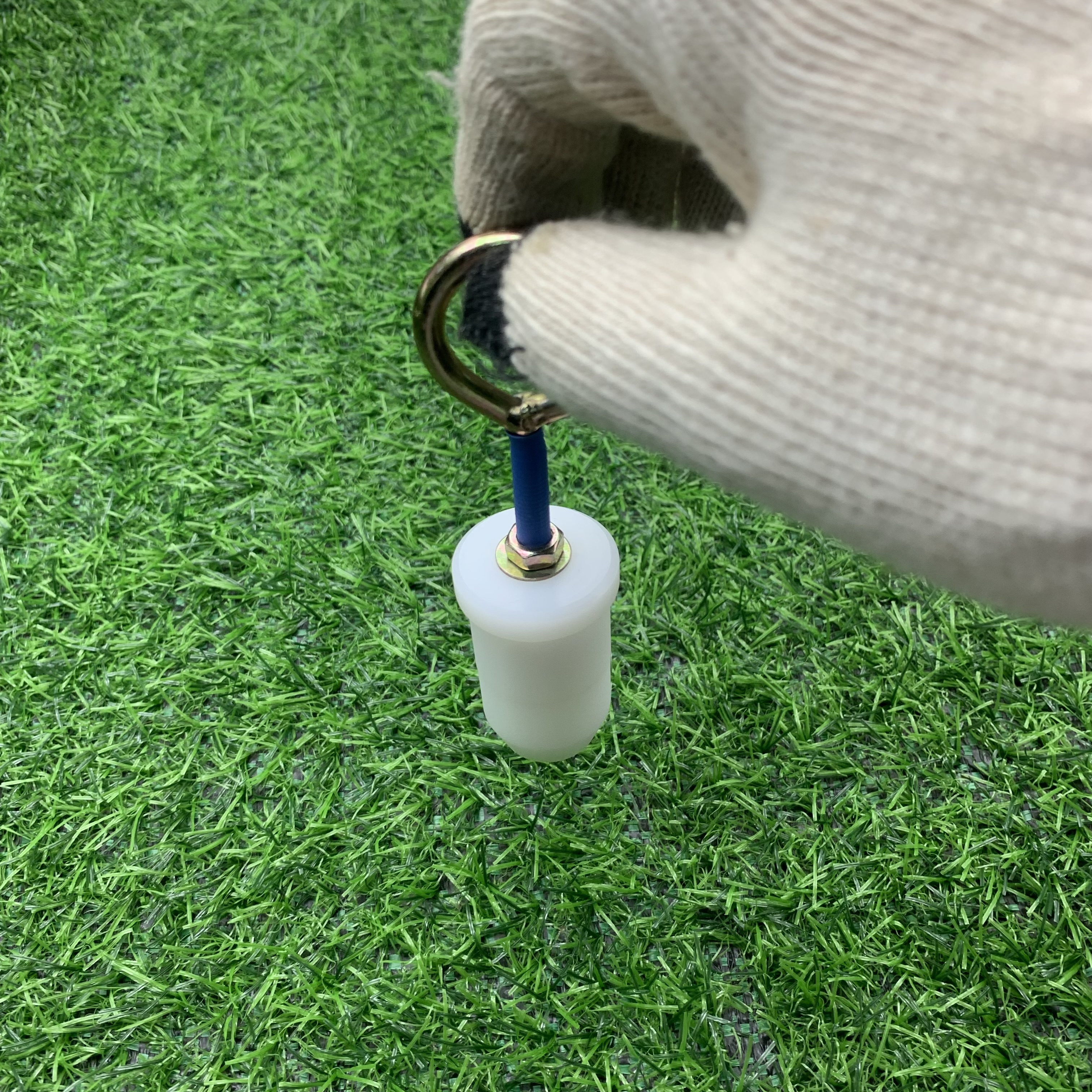 Trên tay một chiếc khuôn nong ống loại nhựa trơn để nối ống nước μPVC Ø27