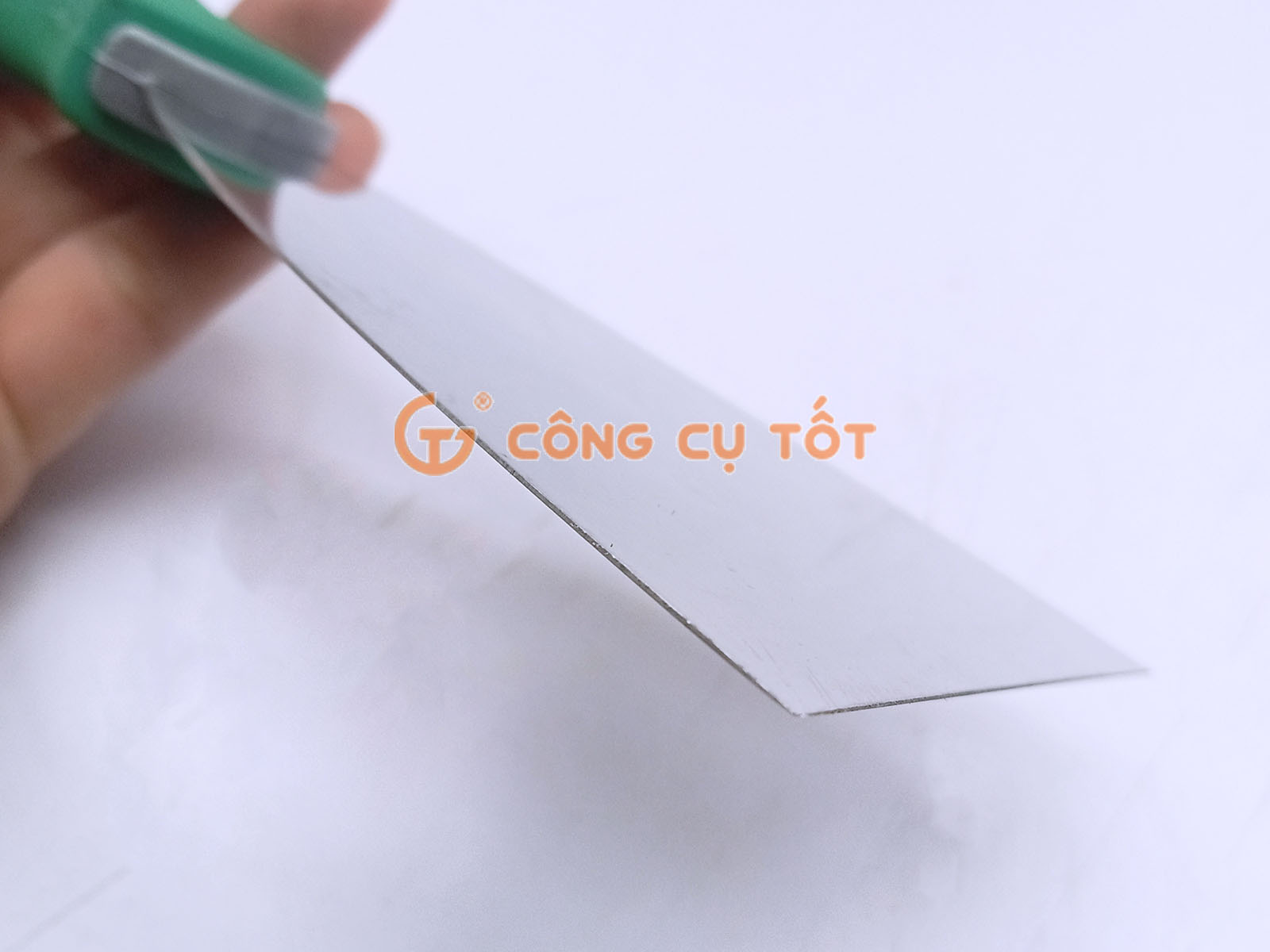 Lưỡi sủi mỏng giúp dễ dàng loại bỏ các mảng bám