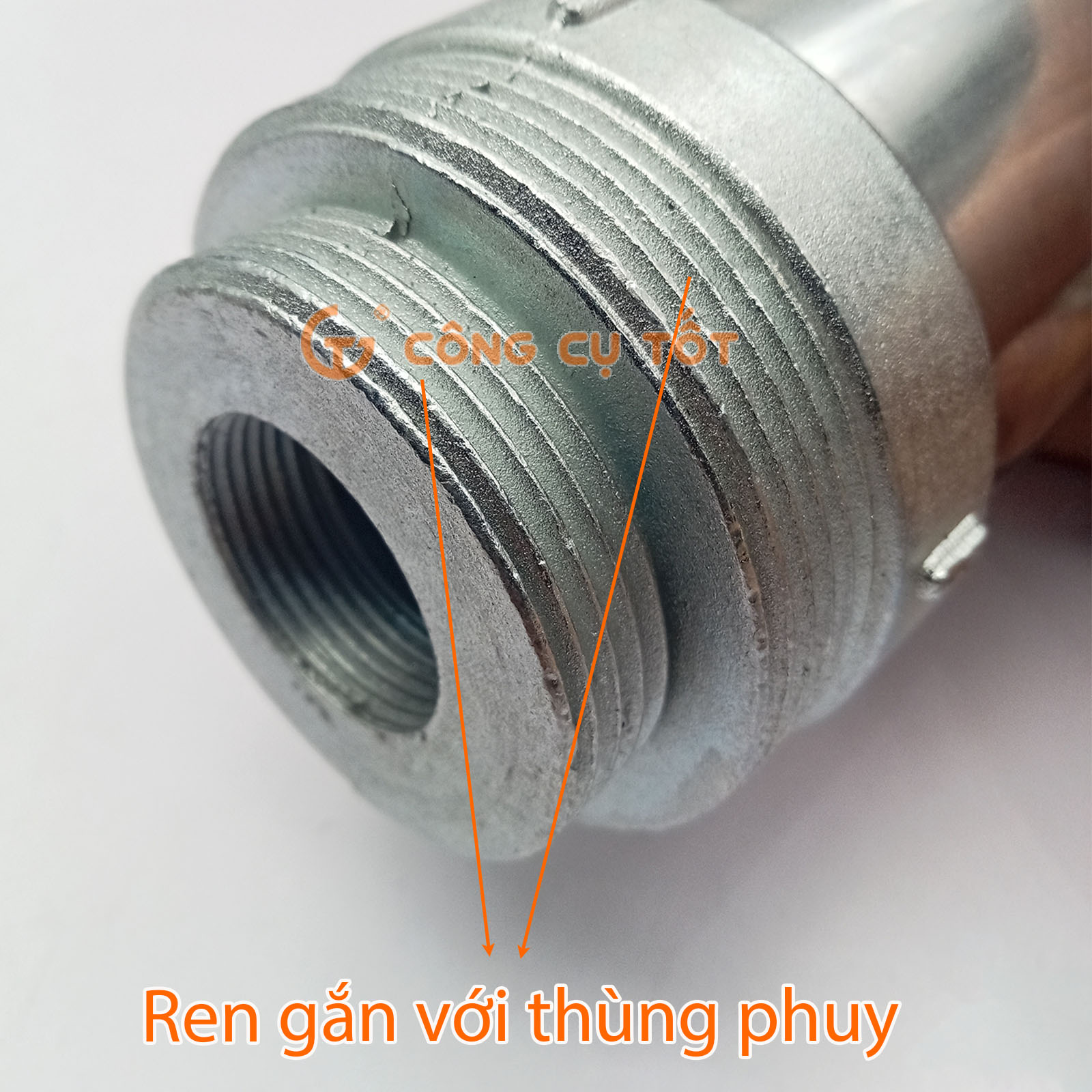 Ren gắn với miệng thùng dầu