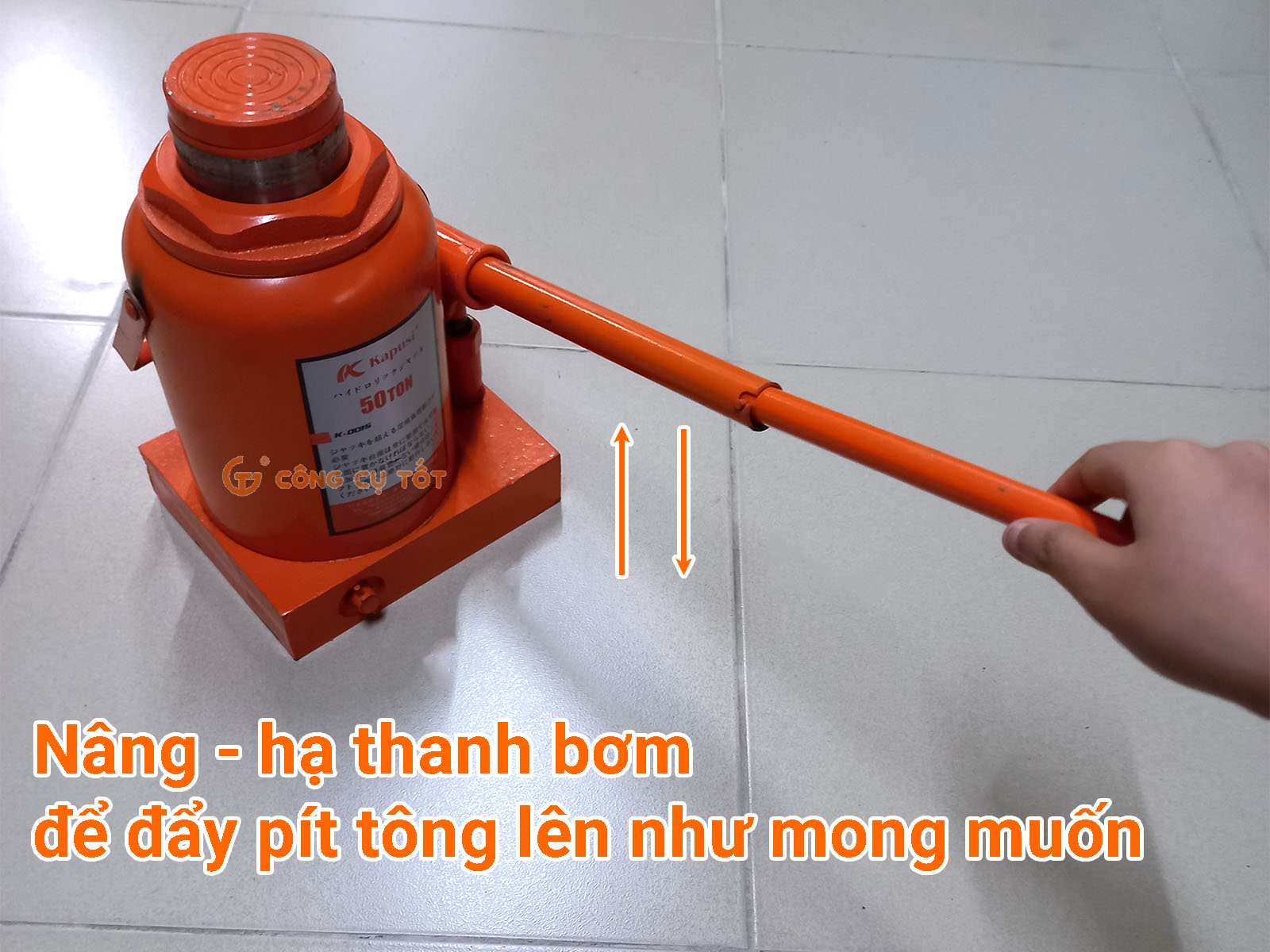 Nâng - hạ thanh bơm kim loại liên tục để đẩy pít tông lên, đến một độ cao mà bạn mong muốn thì dừng lại