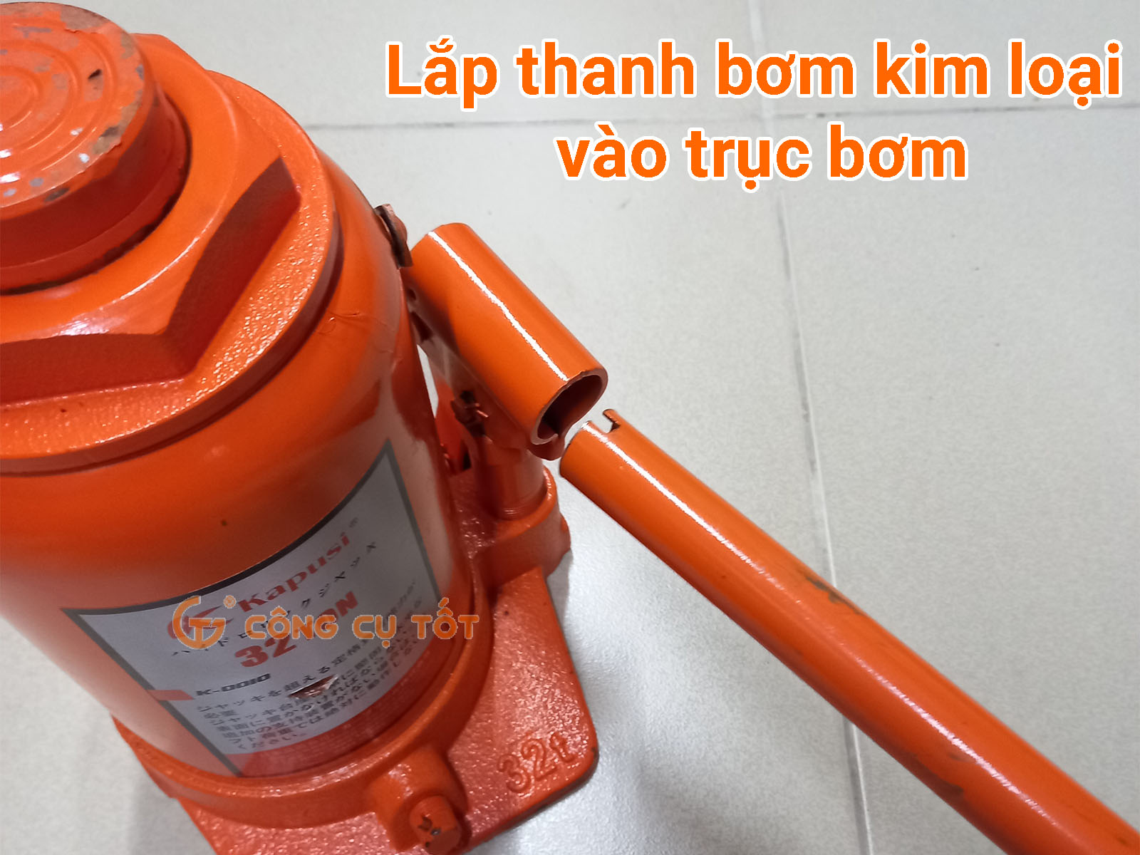 Lắp thanh bơm kim loại vào trục bơm. Lắp thanh to trước, thanh bé sau (nếu cần)