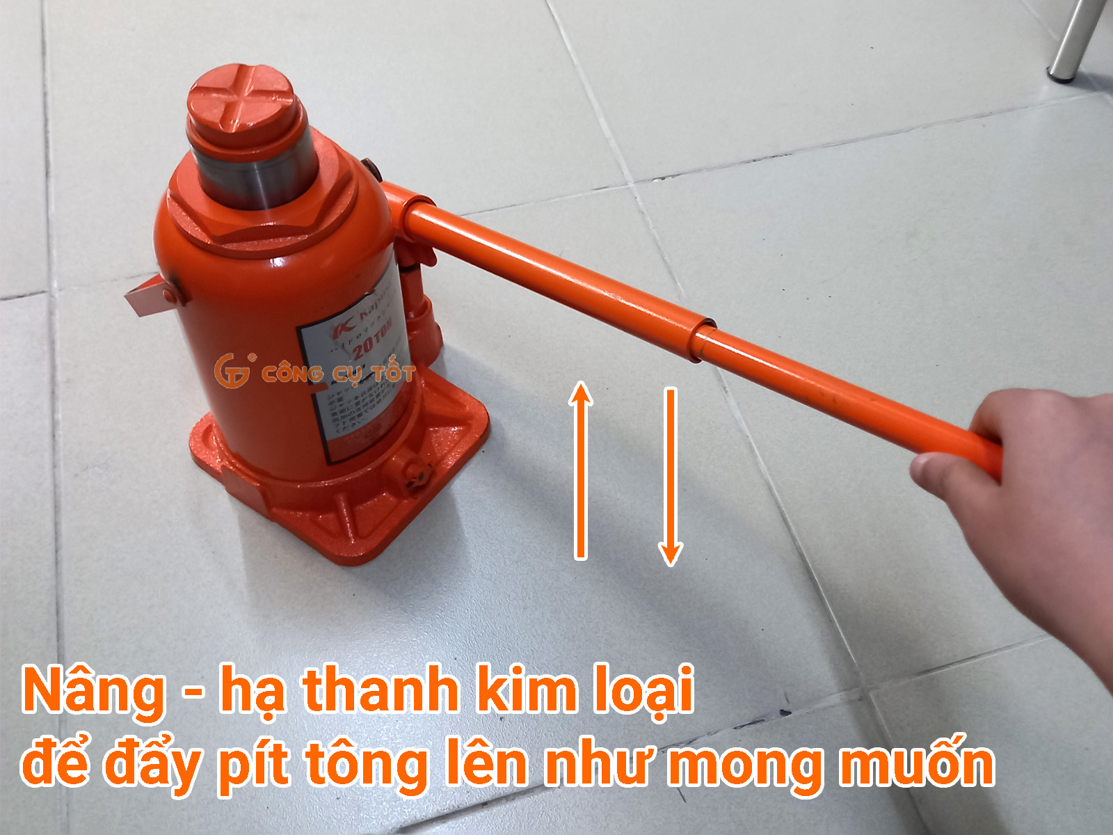 Nâng - hạ thanh bơm kim loại liên tục để đẩy pít tông lên, đến một độ cao mà bạn mong muốn thì dừng lại