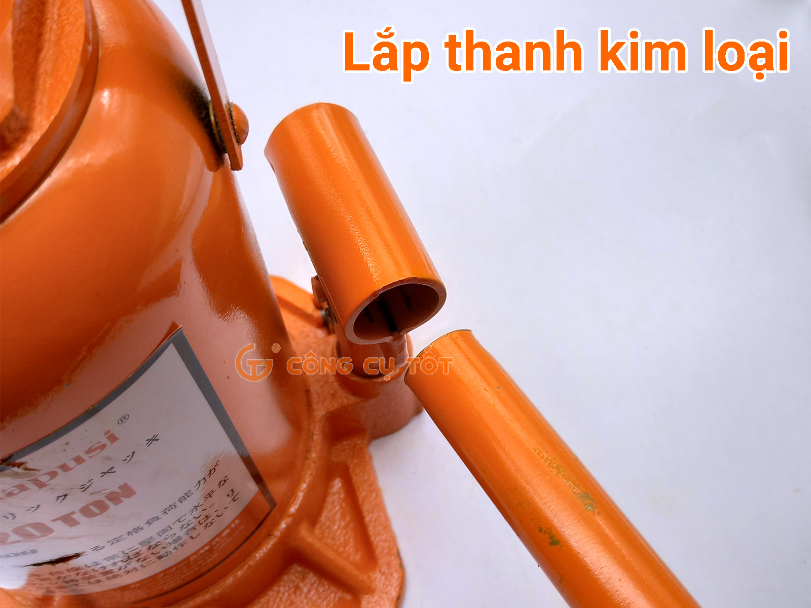 Lắp thanh bơm kim loại vào trục bơm. Lắp thanh to trước và thanh bé sau (nếu cần)