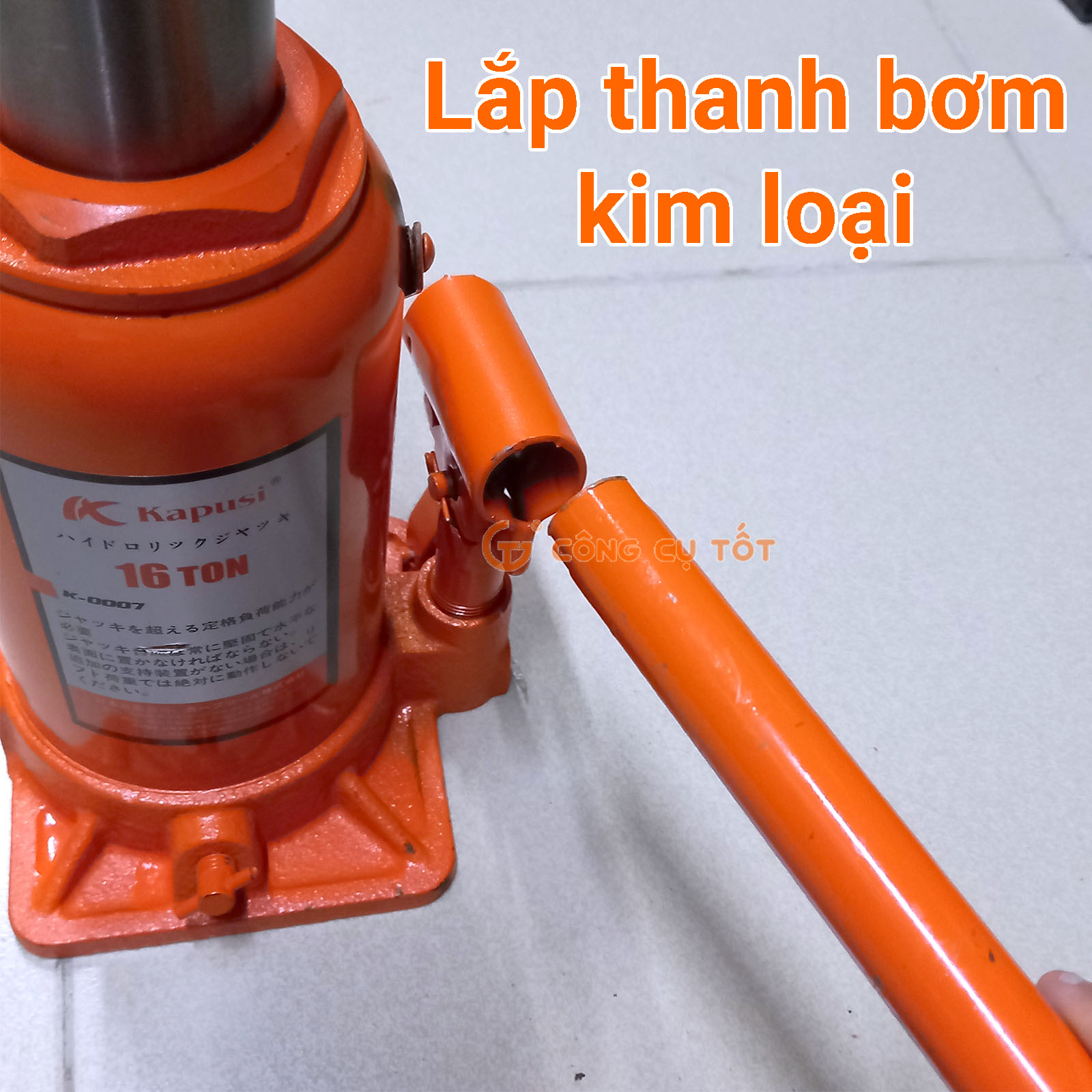 Lắp thanh bơm kim loại vào trục bơm. Lắp thanh to trước, thanh bé sau (nếu cần)