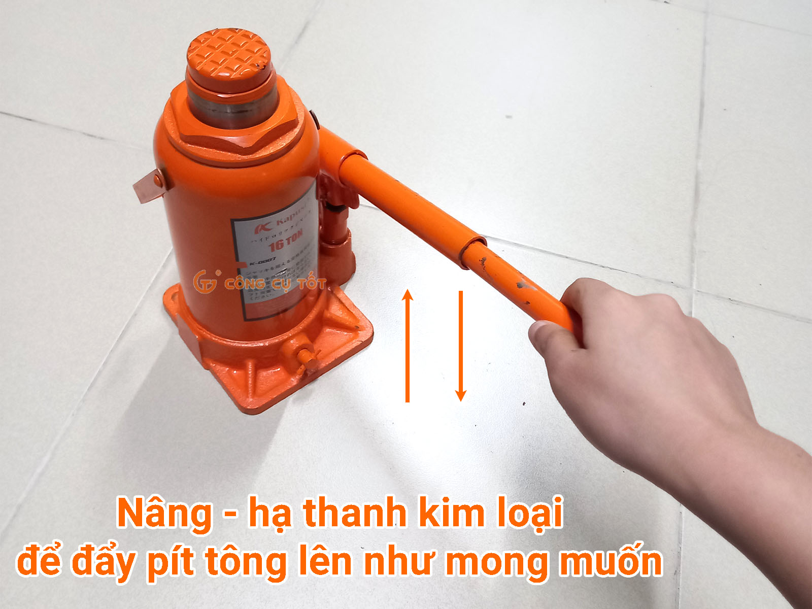 Nâng - hạ thanh bơm kim loại liên tục để đẩy pít tông lên, đến một độ cao mà bạn mong muốn thì dừng lại