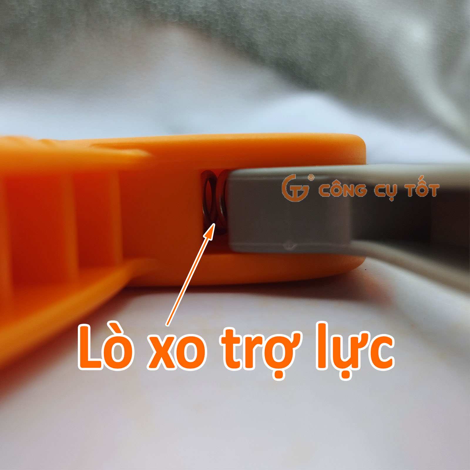 Lò xo tạo lực đẩy cho cò súng