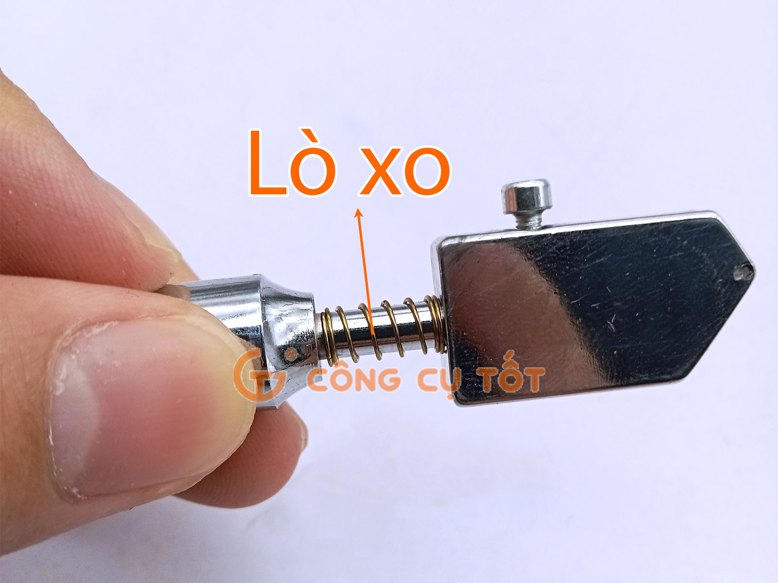 Lò xo ở đầu dao