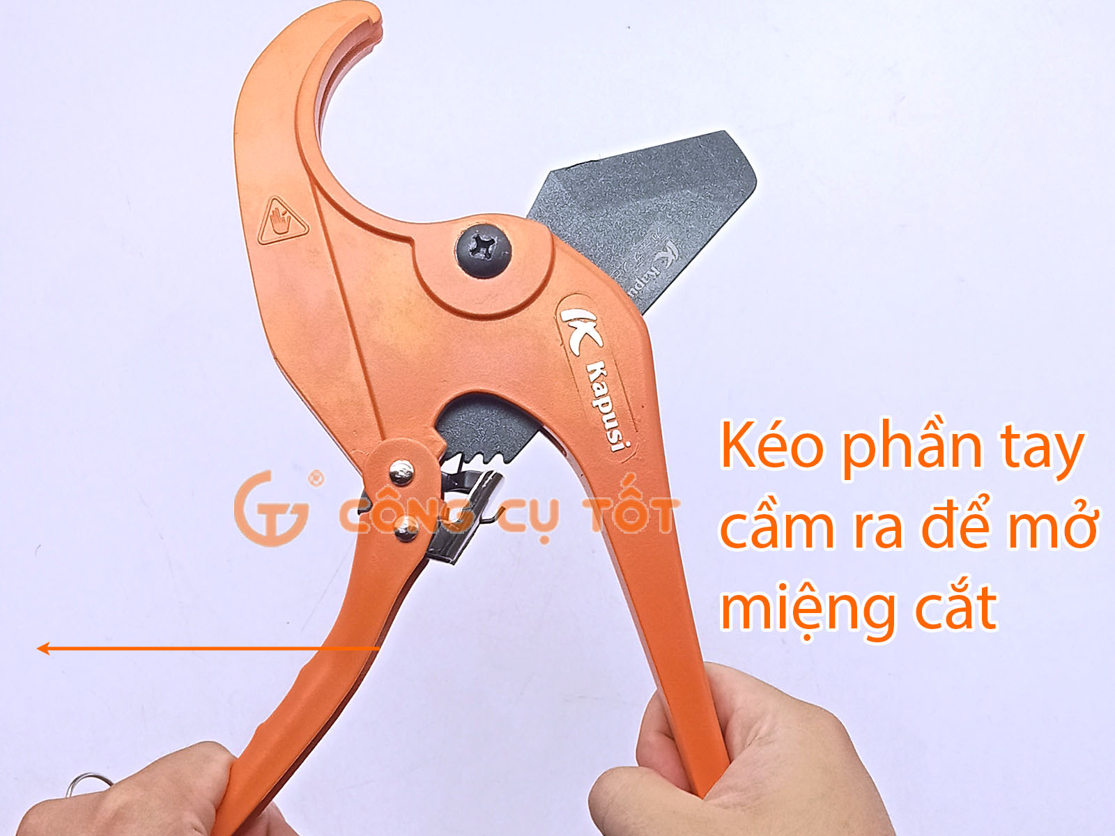 Kéo phần tay cầm để mở