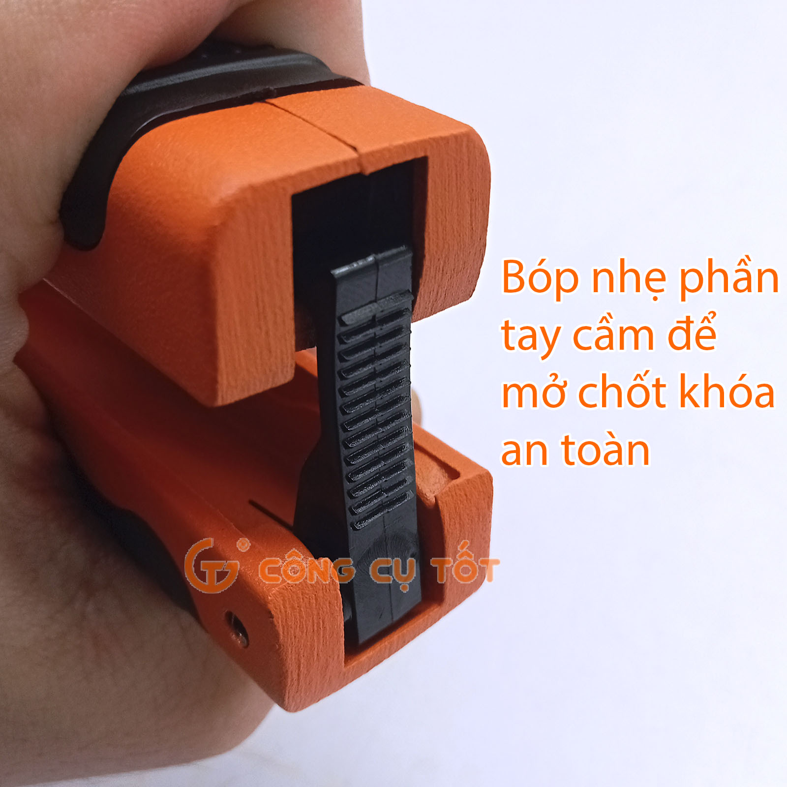 Bóp nhẹ tay cầm để mở chốt khóa