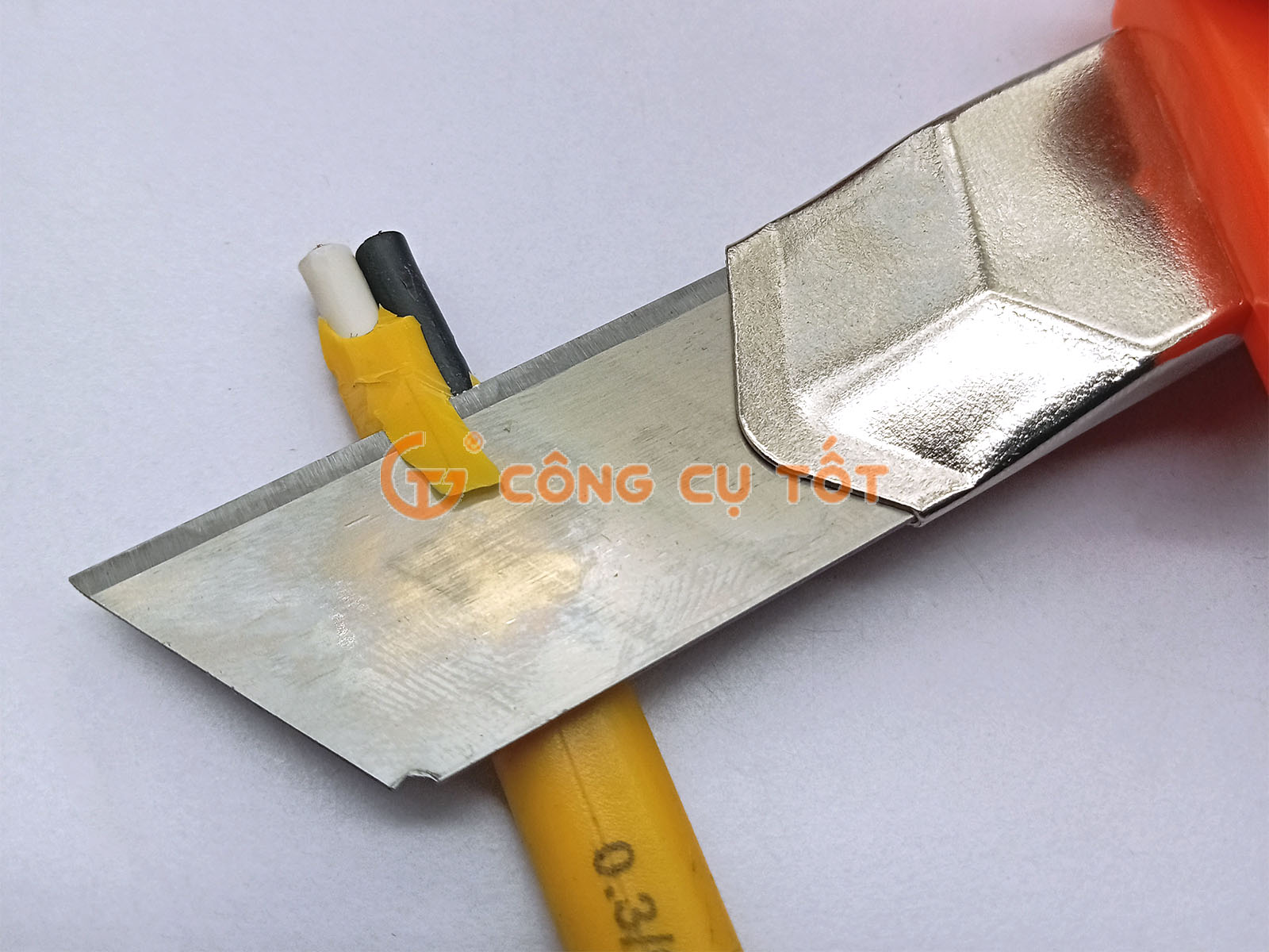 Lưỡi dao dùng để cắt dây điện