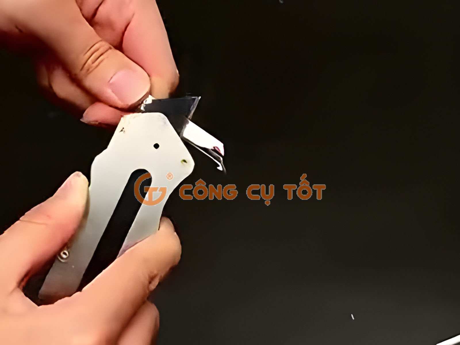 Dao rọc giấy dùng để cắt dây điện