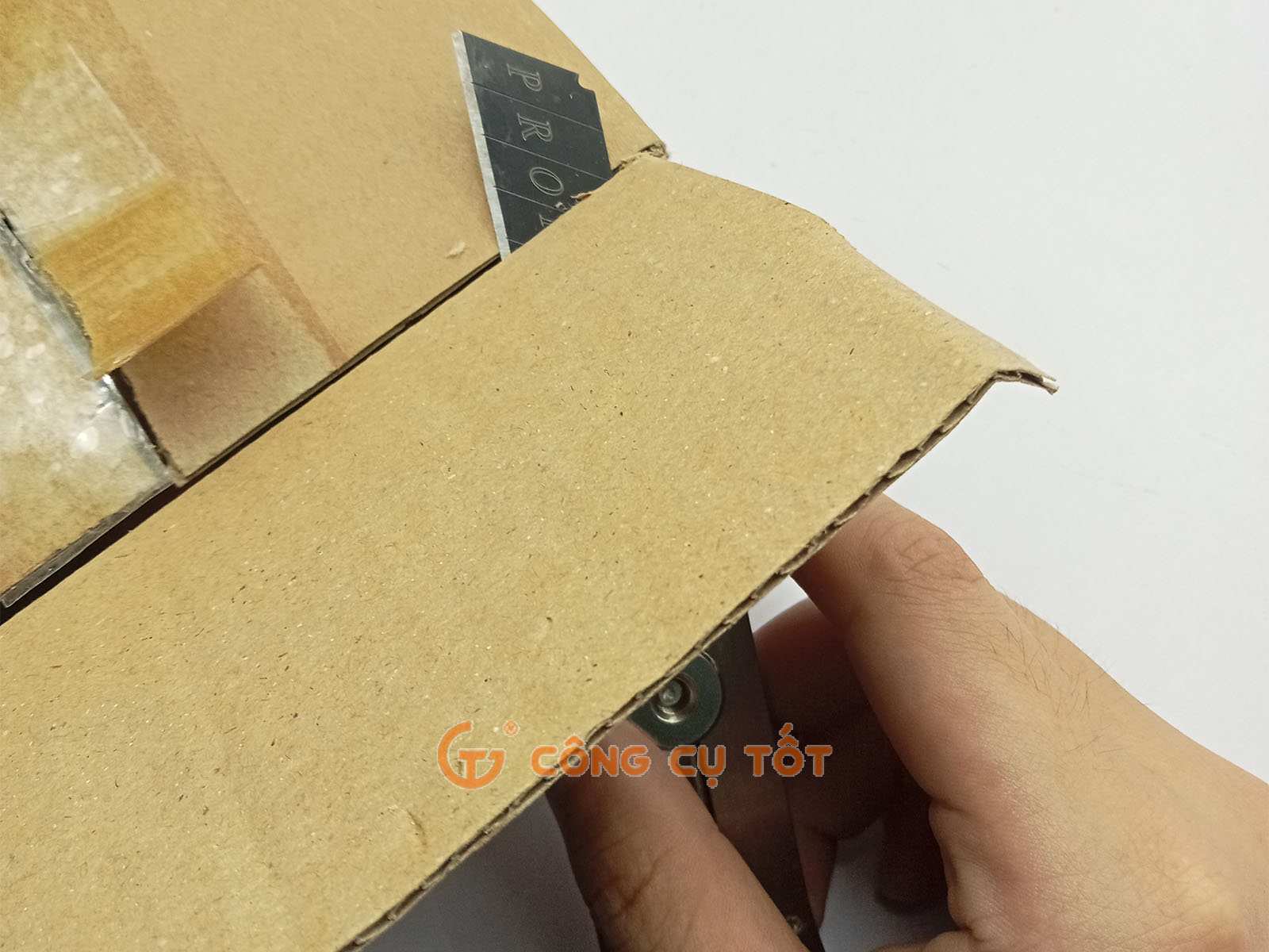 Dao rọc giấy dùng để cắt hộp carton