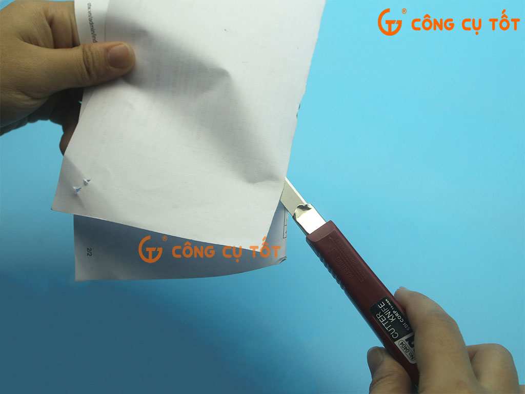 Sử dụng dao dao rọc giấy SDI 0404 để rọc giấy