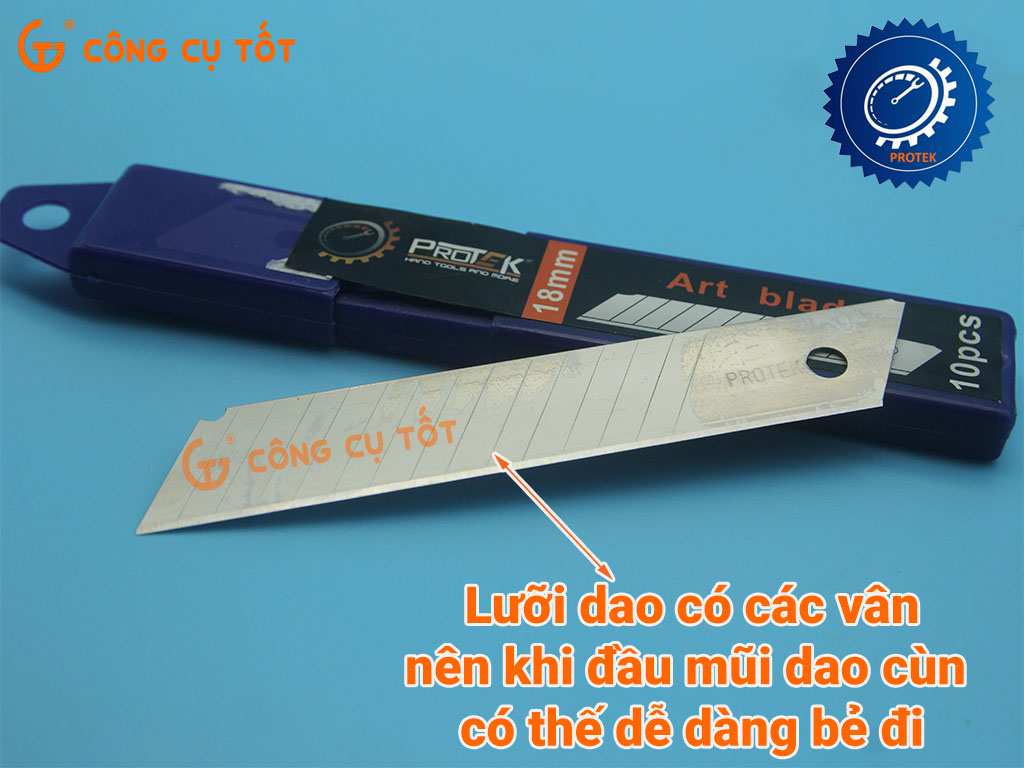 Lưỡi dao có các rãnh (vân) trên lưỡi dao để bẻ và thay thế khi cần thiết