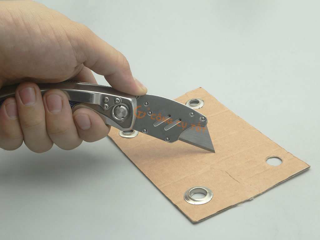 dao gấp gọn tiện ích W011010 có thể cắt nhiều chất liệu khác nhau