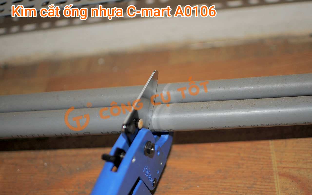 Sử dụng kìm C-mart A0106 để cắt ống nước