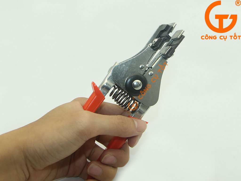 Kìm tuốt dây điện tự động lõi 0.5-2.2mm trên tay