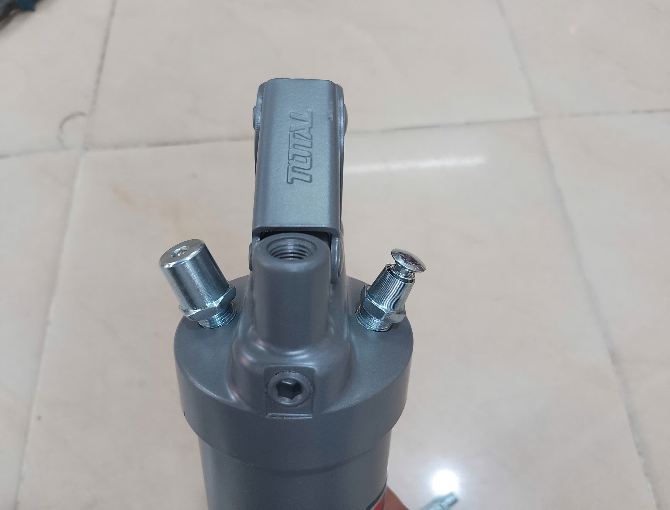 Hình ảnh 4 của mặt hàng Súng bơm mỡ 600cc Total