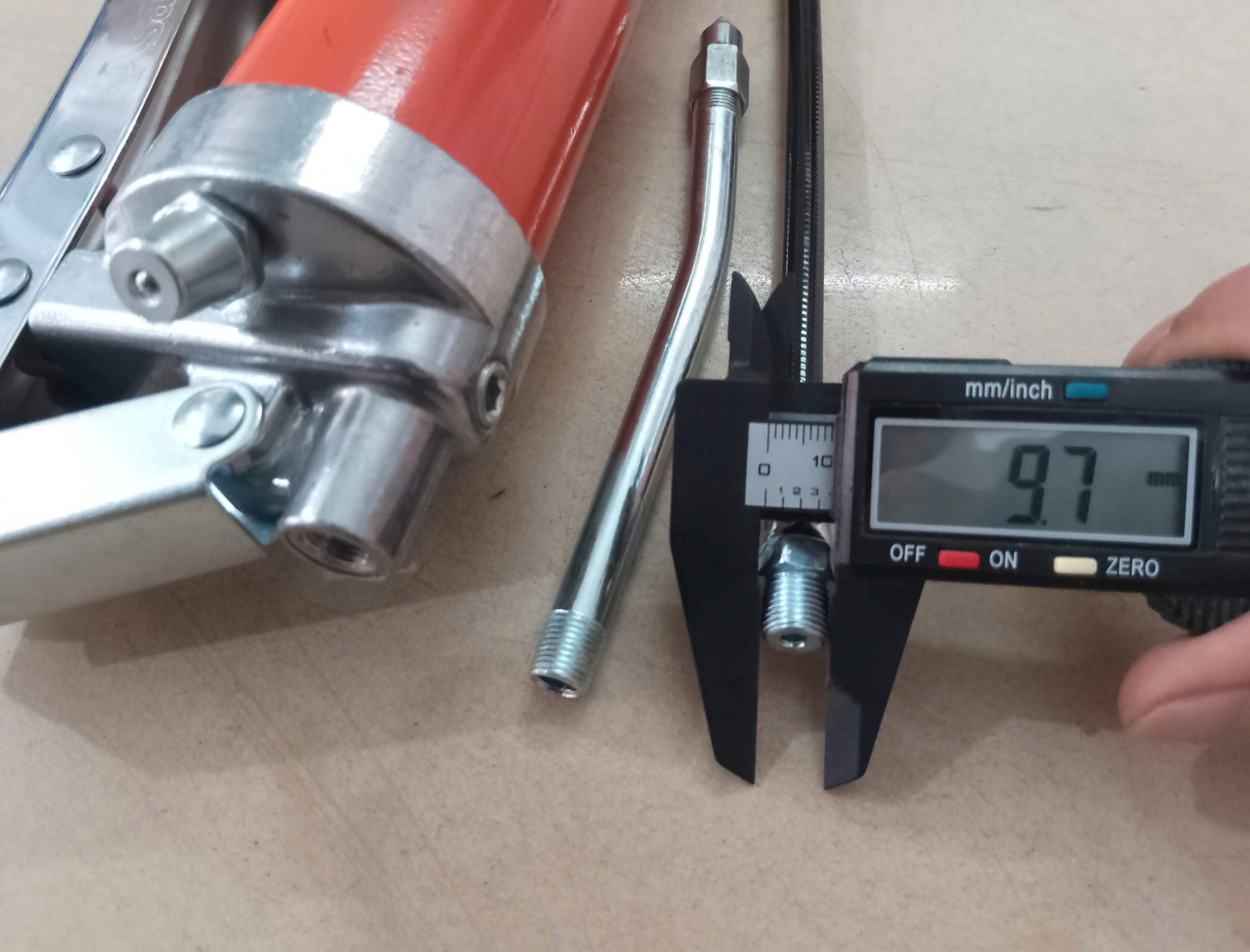 Hình ảnh 9 của mặt hàng Súng bơm mỡ 2 xy lanh cao cấp (áp lực lớn nhất 10000 PSI)" 500cc Asaki AK-1100