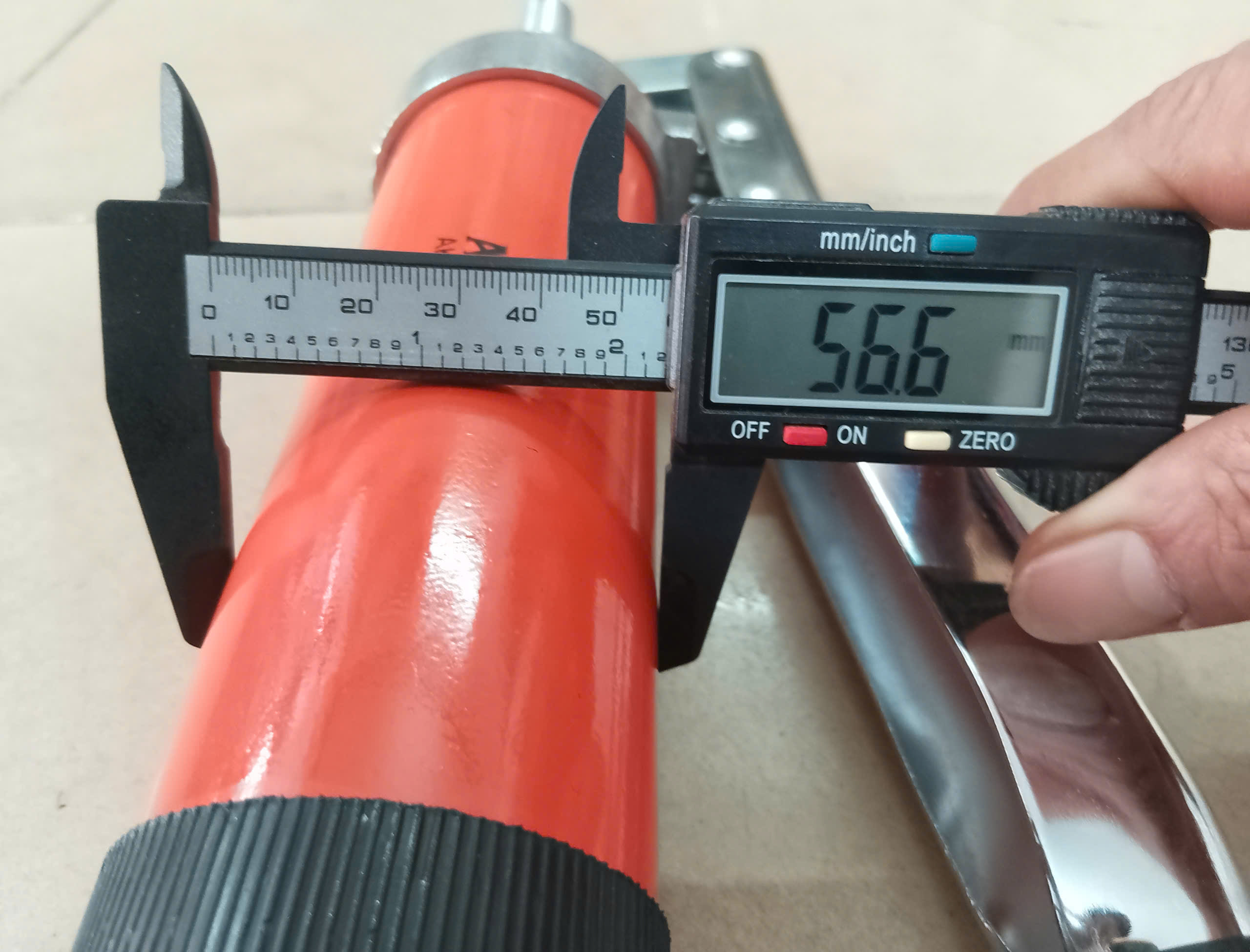 Hình ảnh 10 của mặt hàng Súng bơm mỡ 2 xy lanh cao cấp (áp lực lớn nhất 10000 PSI)" 500cc Asaki AK-1100