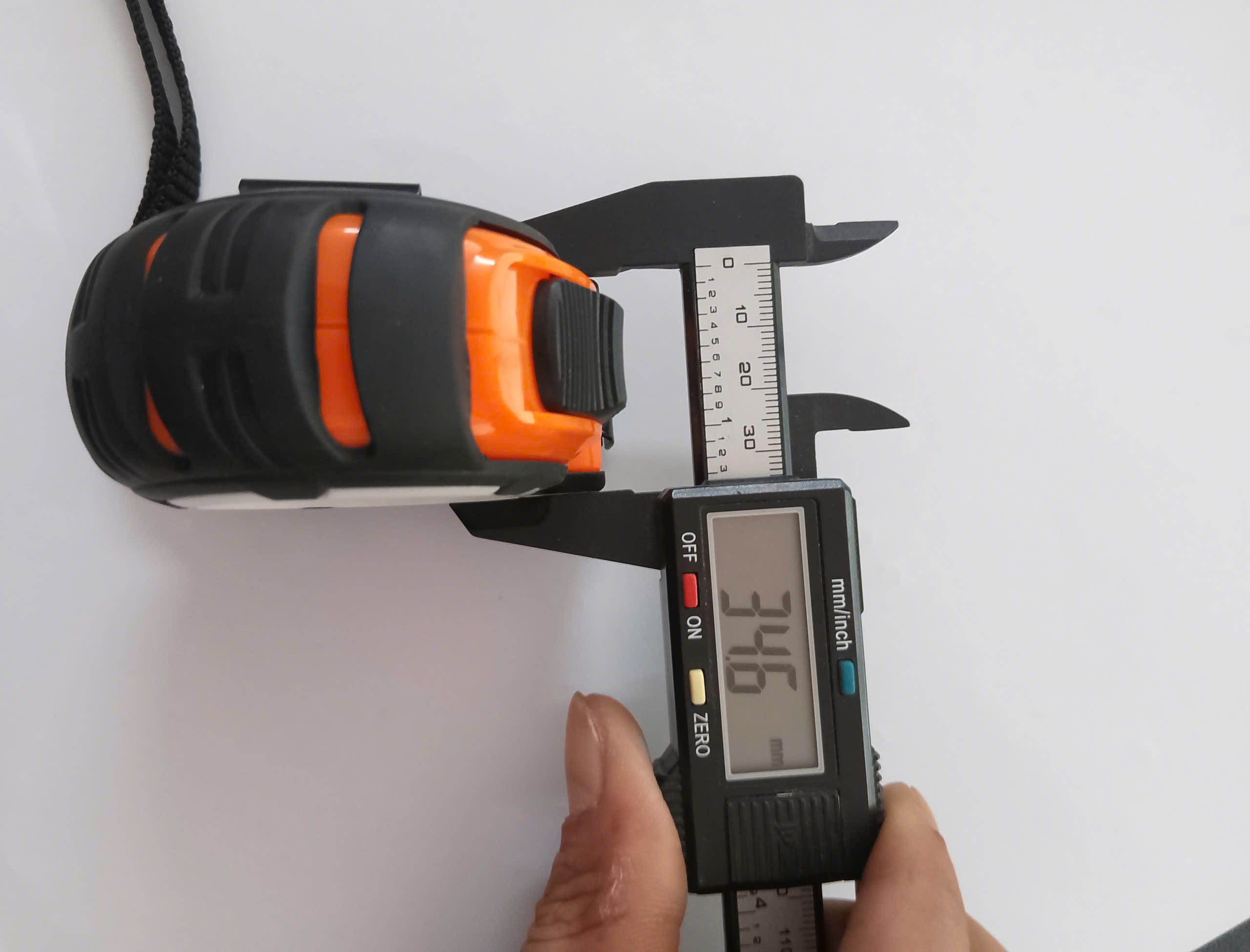Hình ảnh 14 của mặt hàng Thước kéo nền trắng cao cấp Hệ Mét (vỏ bọc cao su chống va đập) 5m x 19mm Asaki AK-2778