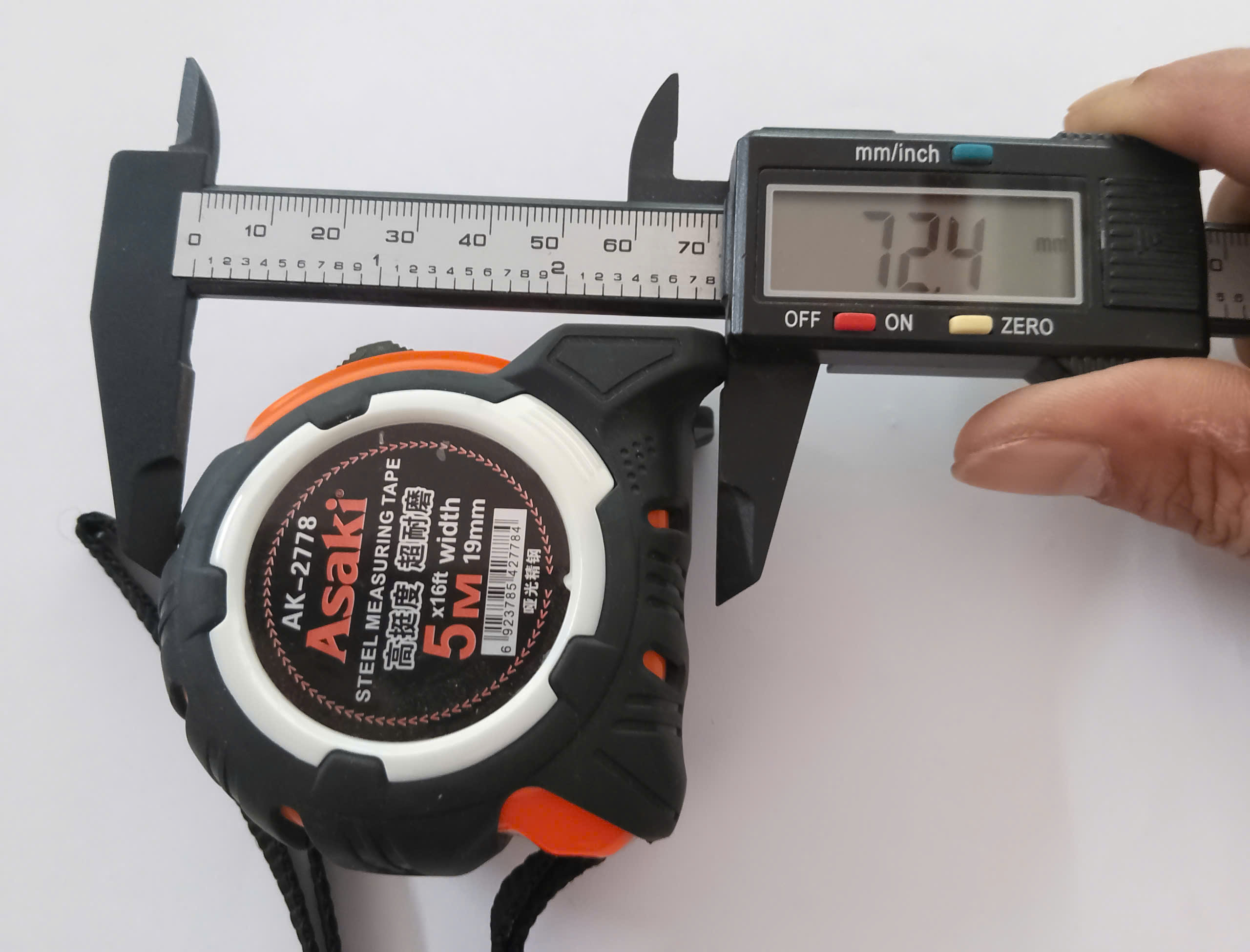 Hình ảnh 16 của mặt hàng Thước kéo nền trắng cao cấp Hệ Mét (vỏ bọc cao su chống va đập) 5m x 19mm Asaki AK-2778