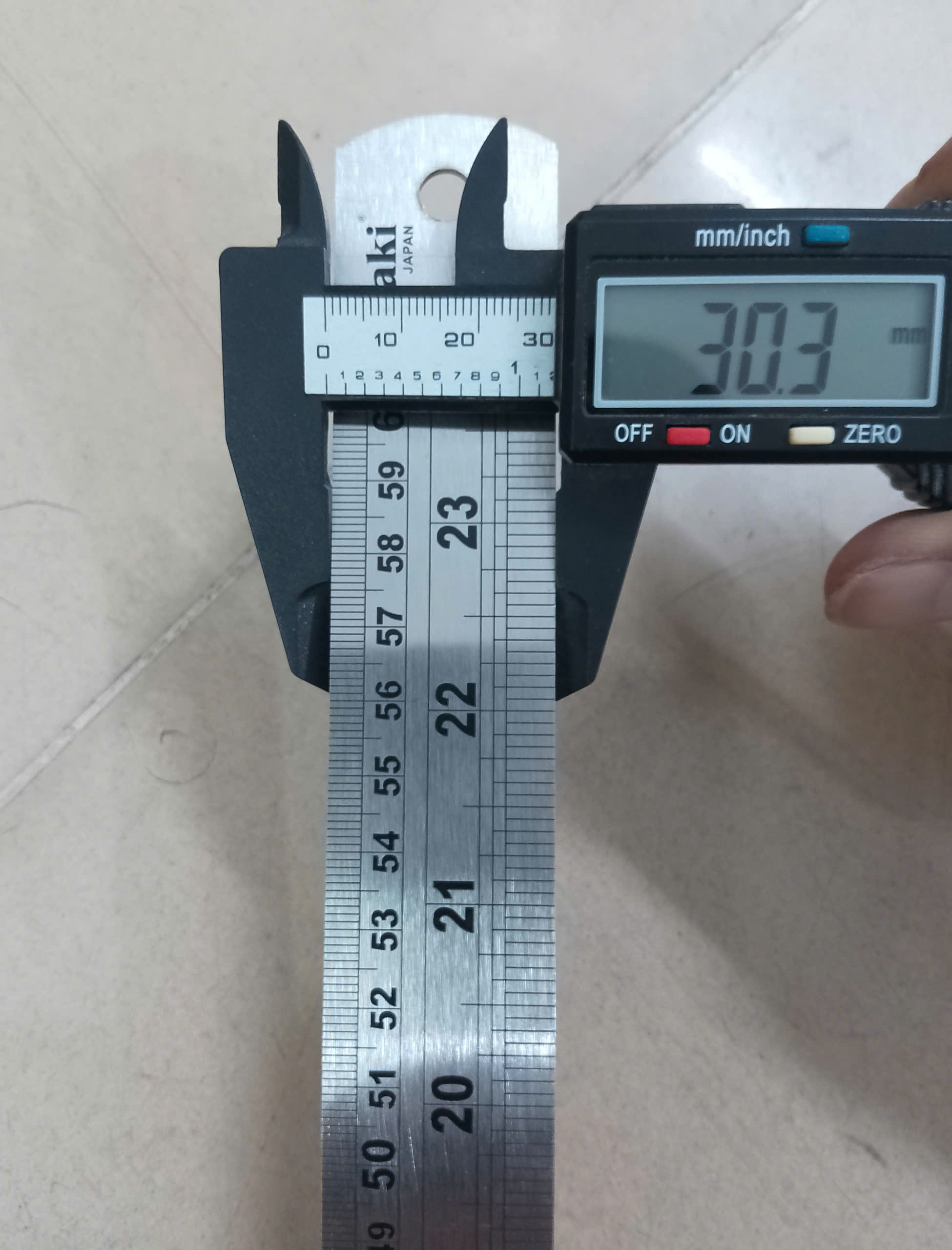 Hình ảnh 10 của mặt hàng Thước lá inox 600mm Asaki AK-2540