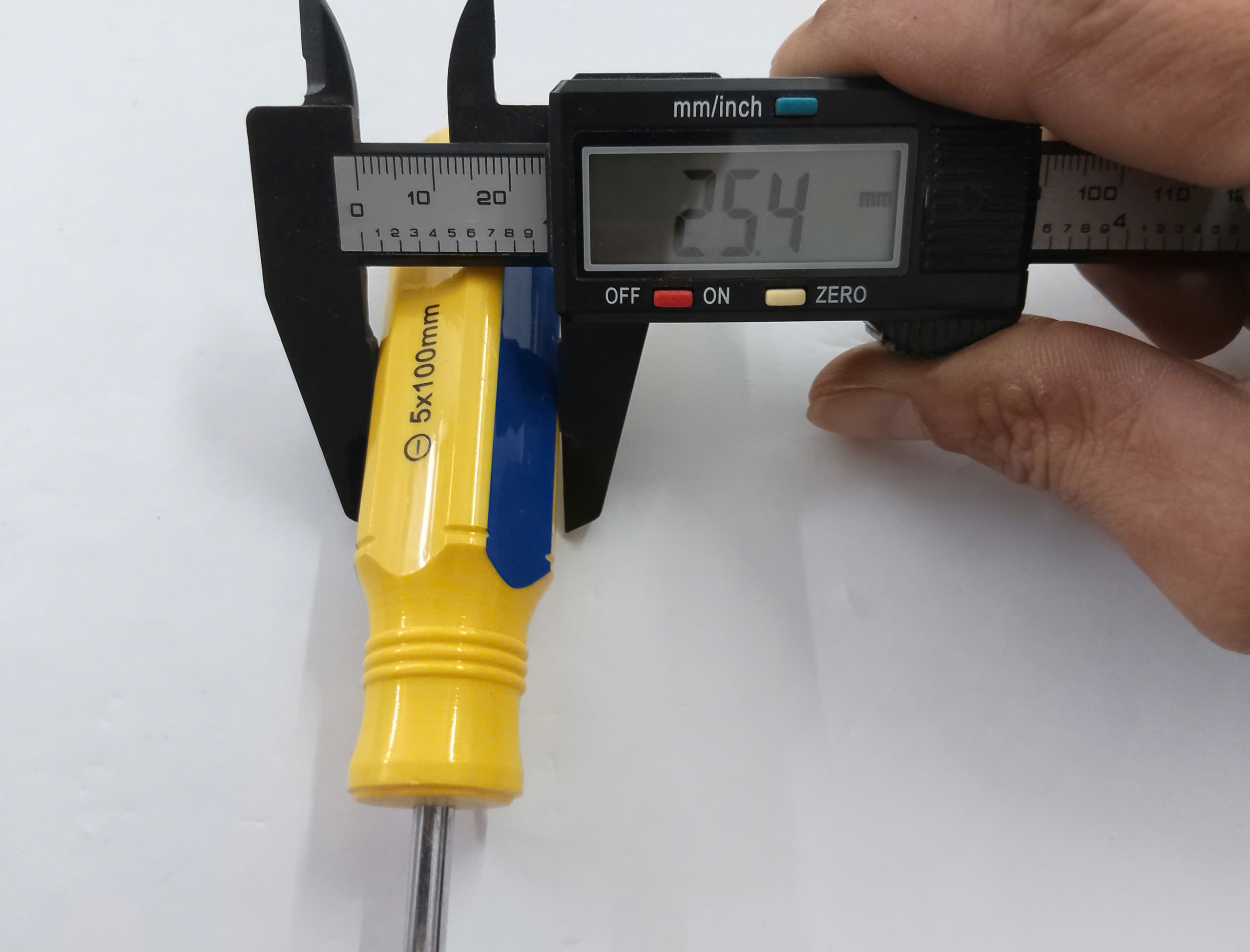 Hình ảnh 5 của mặt hàng Tua vít 2 cạnh Ø5x100mm cán sọc xanh vàng Century