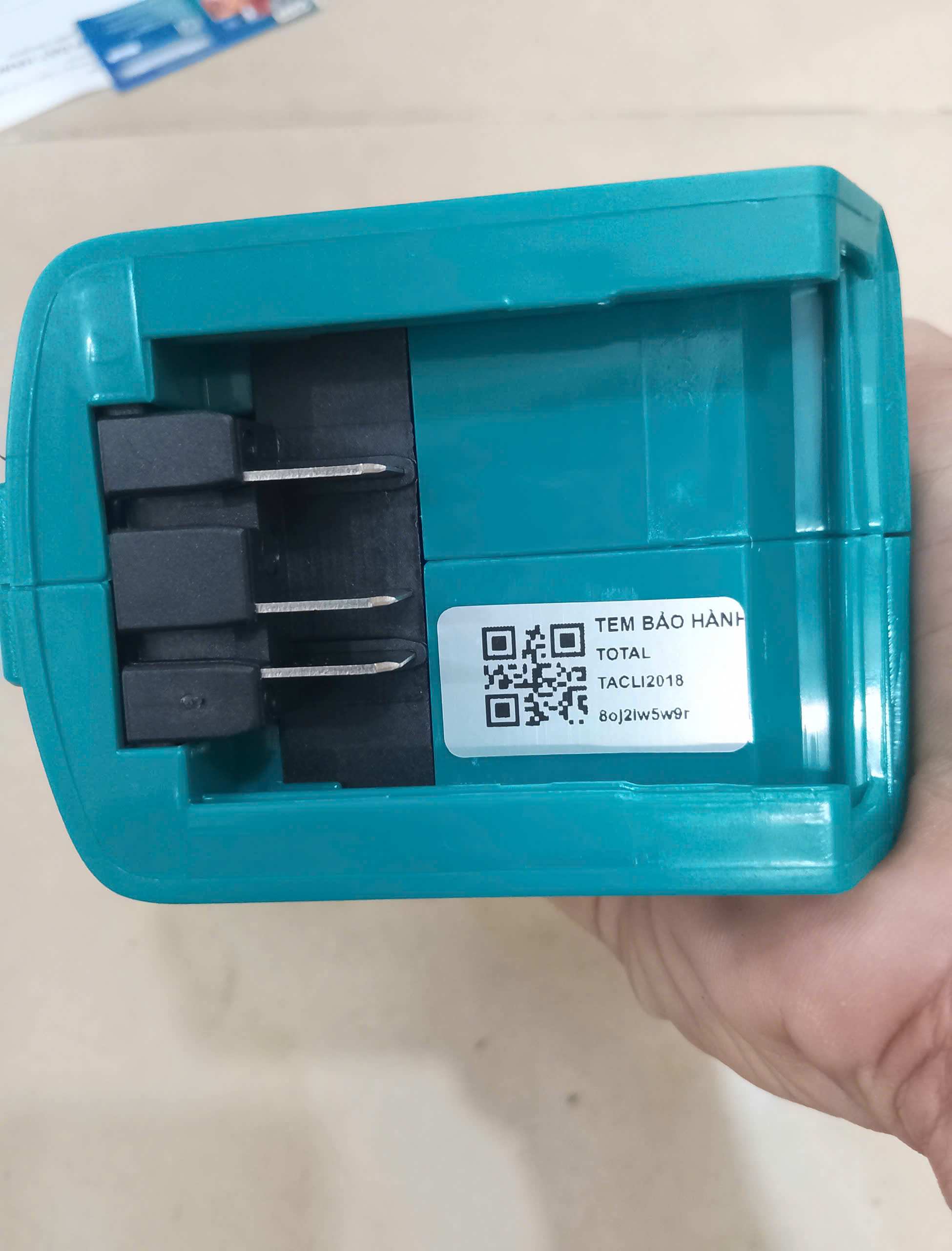 Hình ảnh 9 của mặt hàng Máy bơm hơi cầm tay tự động dùng pin Lithium 20V (không kèm pin & sạc) Total TACLI2018