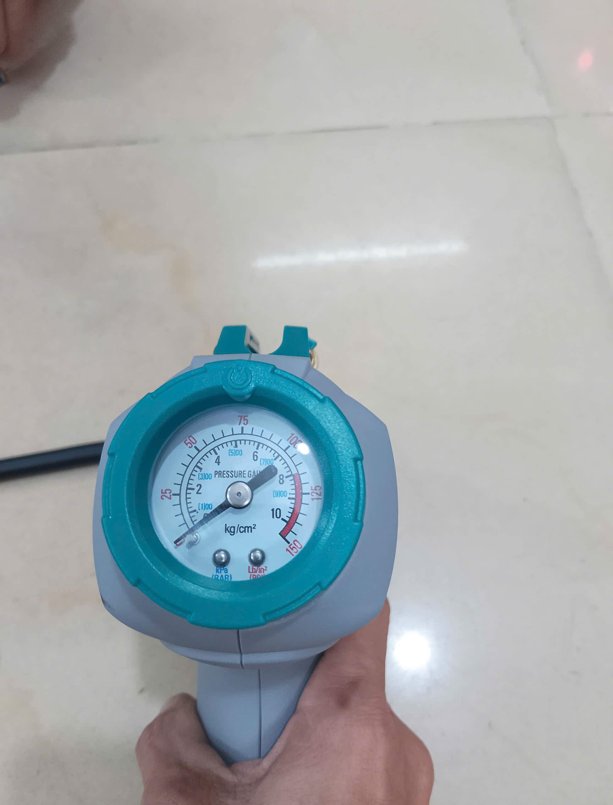 Hình ảnh 10 của mặt hàng Máy bơm hơi cầm tay tự động dùng pin Lithium 20V (không kèm pin & sạc) Total TACLI2018