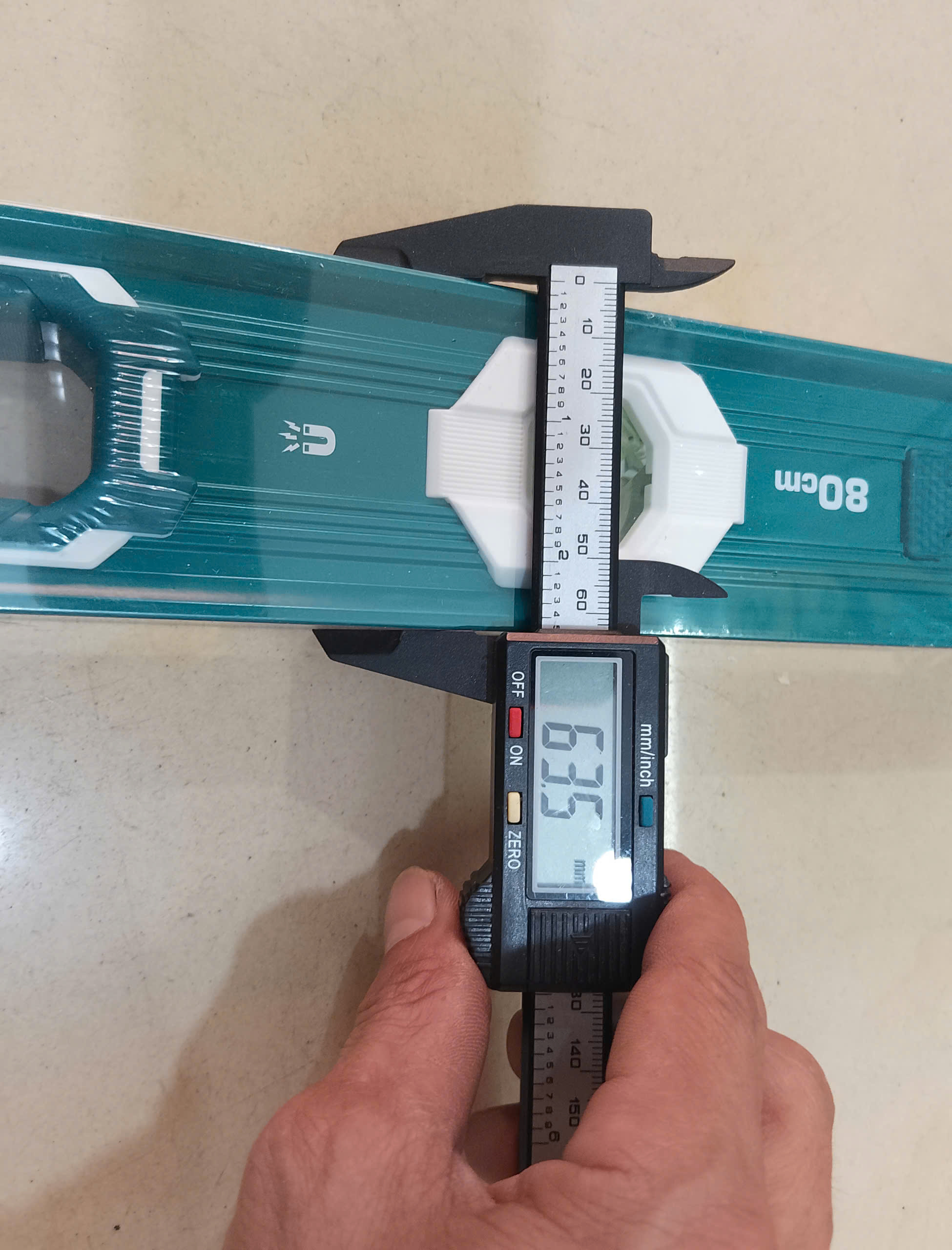 Hình ảnh 6 của mặt hàng Thước thủy kèm theo nam châm hút 80cm Total TMT28056