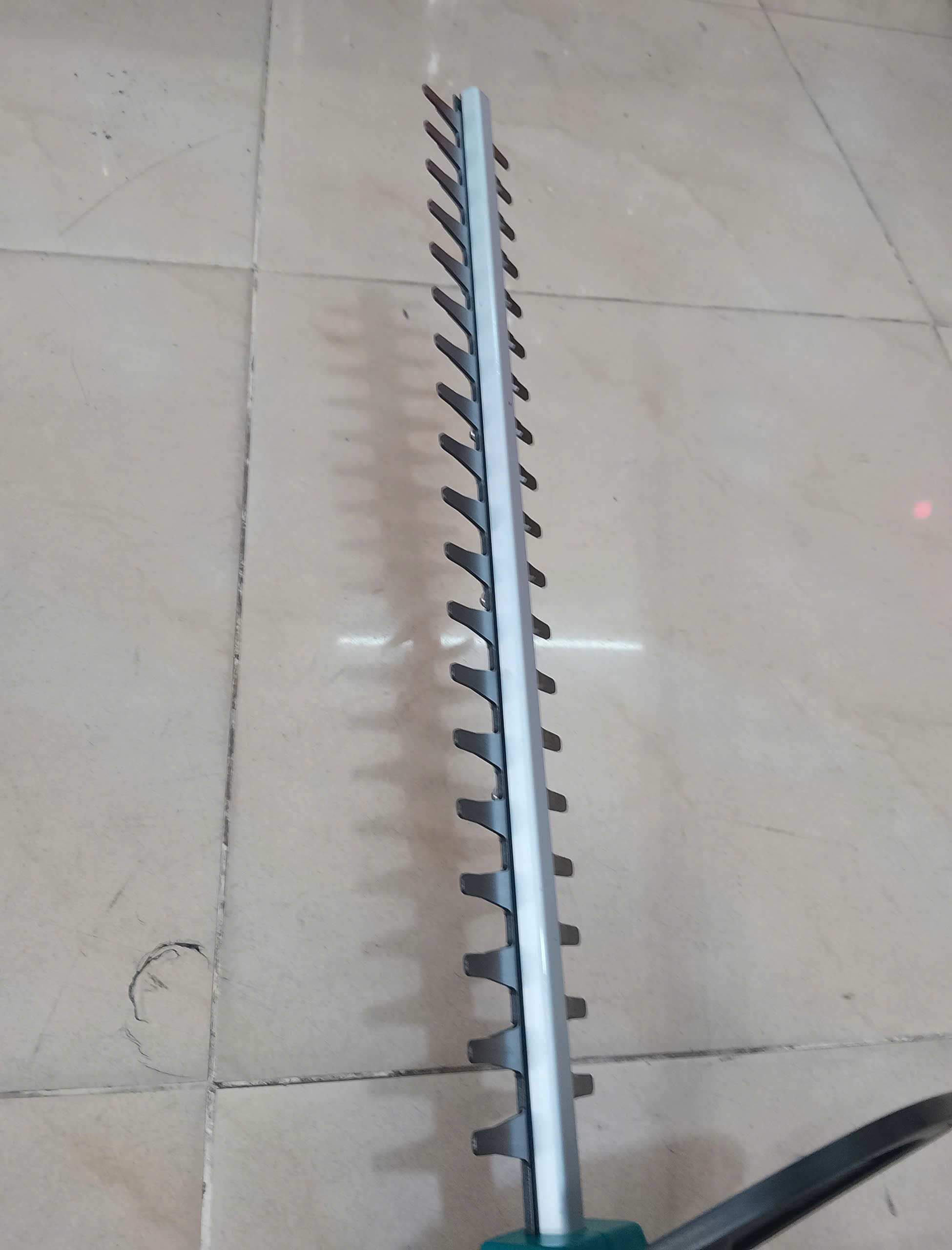 Hình ảnh 14 của mặt hàng Máy cắt hàng rào dùng pin 20V Total (không gồm pin và sạc)