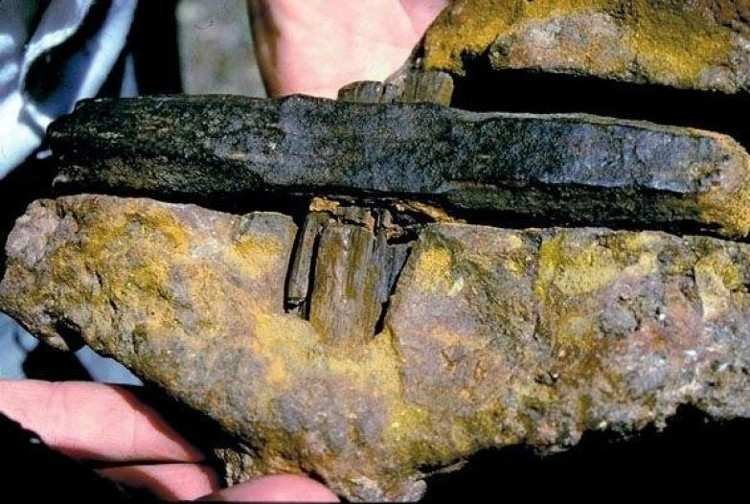 London hammer - chiếc búa kỳ lạ với đầu búa sắt được bọc trong đá cổ đại