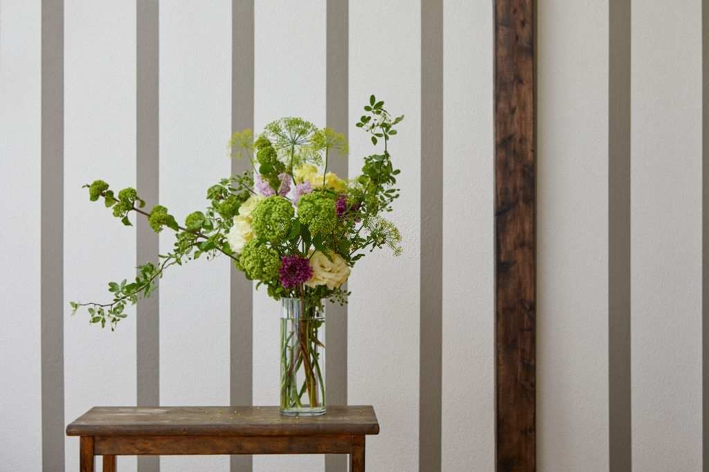 Bình hoa hình trụ đơn giản, thanh lịch, hiện đại sẽ phù hợp với những loại hoa thân dài và cao
