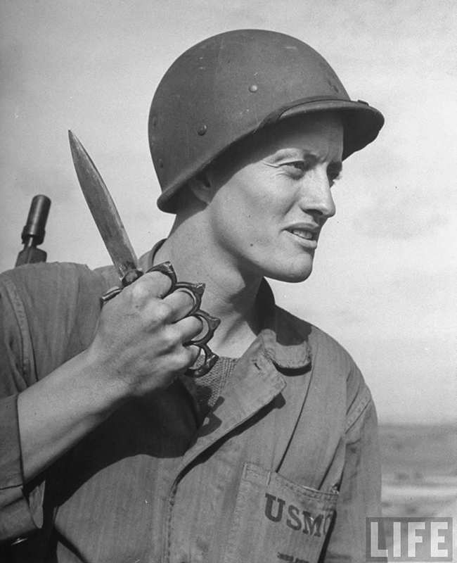 người lính Hoa Kỳ với chiếc Mark I Trench Knife của mình trên bìa tạp chí Life 