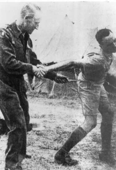 Fairbairn trong tay còn dao Fairbairn-Sykes huấn luyện binh lính