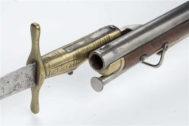 Hình ảnh lưỡi lê kiếm được gắn vào cạnh của một khẩu súng trường
