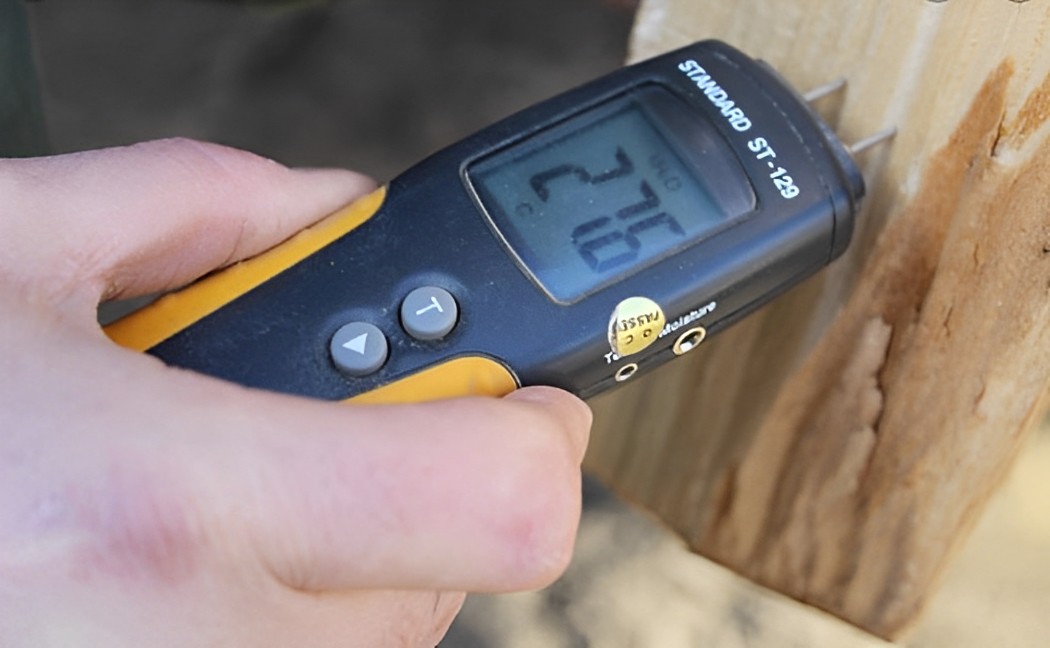 Sử dụng máy đo độ ẩm để kiểm tra gỗ