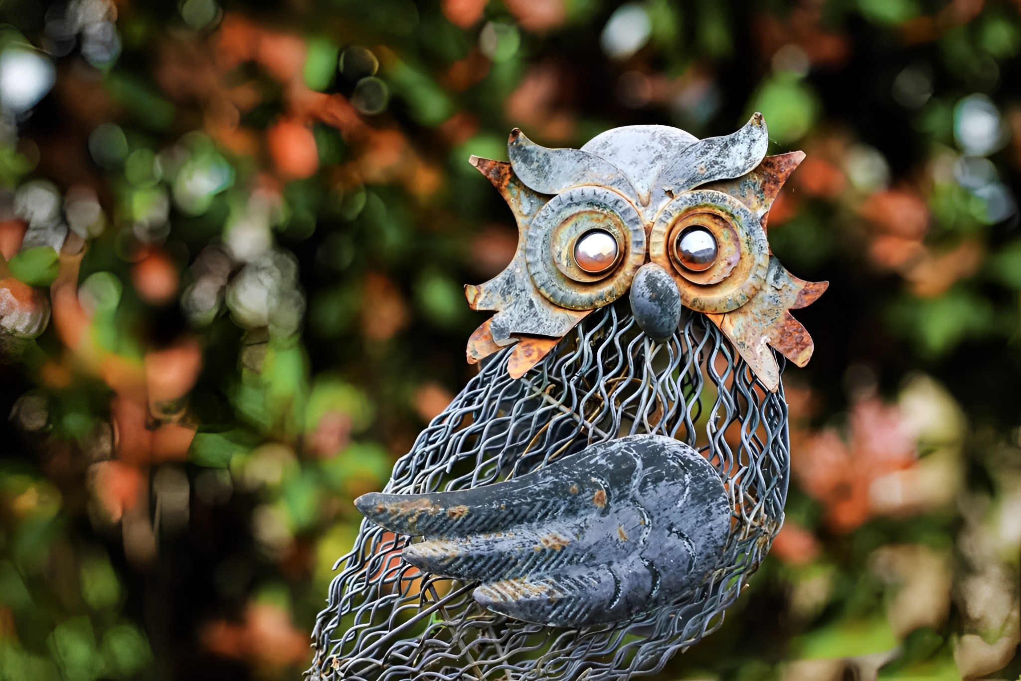 Ứng dụng của nghệ thuật điêu khắc kim loại: chim cú bằng kim loại.