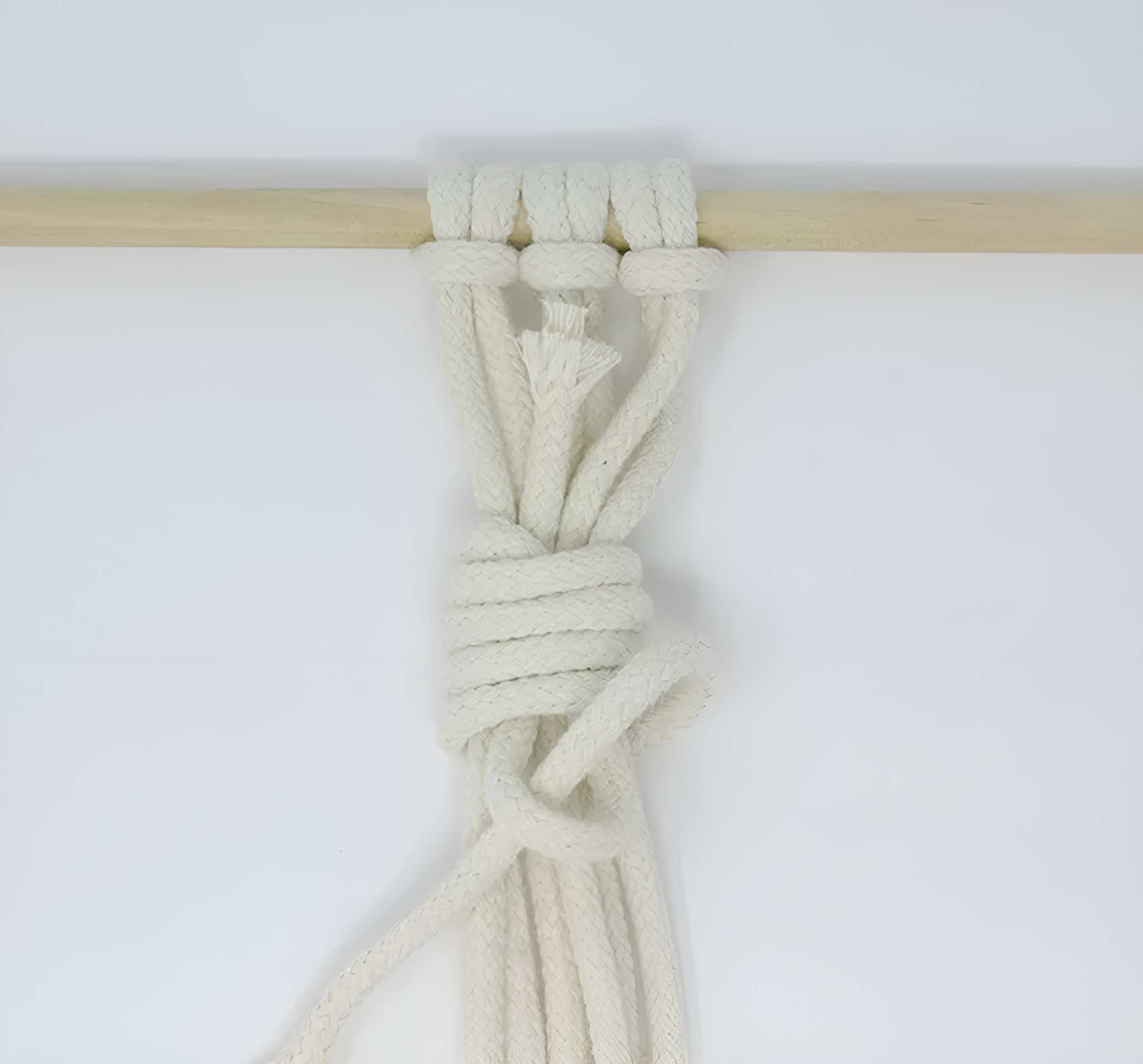 Kéo phần cuối của sợi dây đang hoạt động—được cắm ở trên cùng—lên trên, thao tác này sẽ đưa vòng dây vào bên trong. Kéo cho đến khi vòng lặp được bao bọc trong lớp bọc.