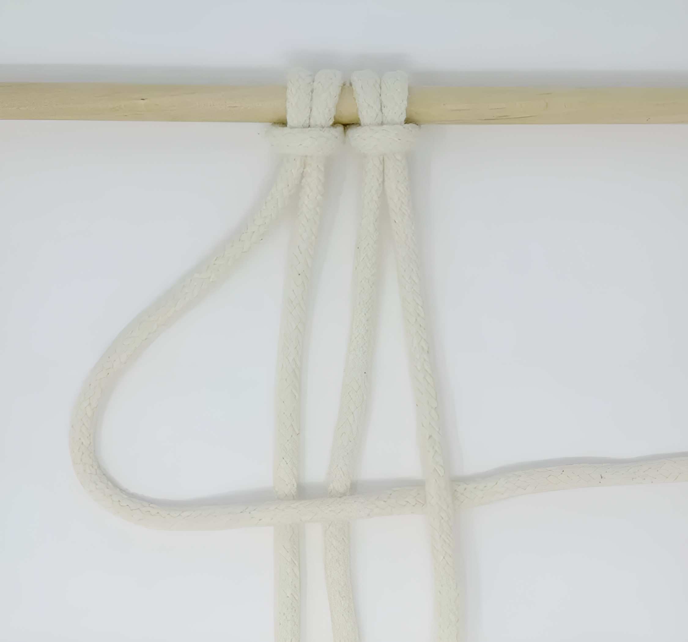 Lấy dây đầu tiên (dây làm việc 1) và di chuyển nó sang bên phải trên dây phụ ở giữa (dây phụ 2 và 3) và dưới dây cuối cùng (dây làm việc 4).
