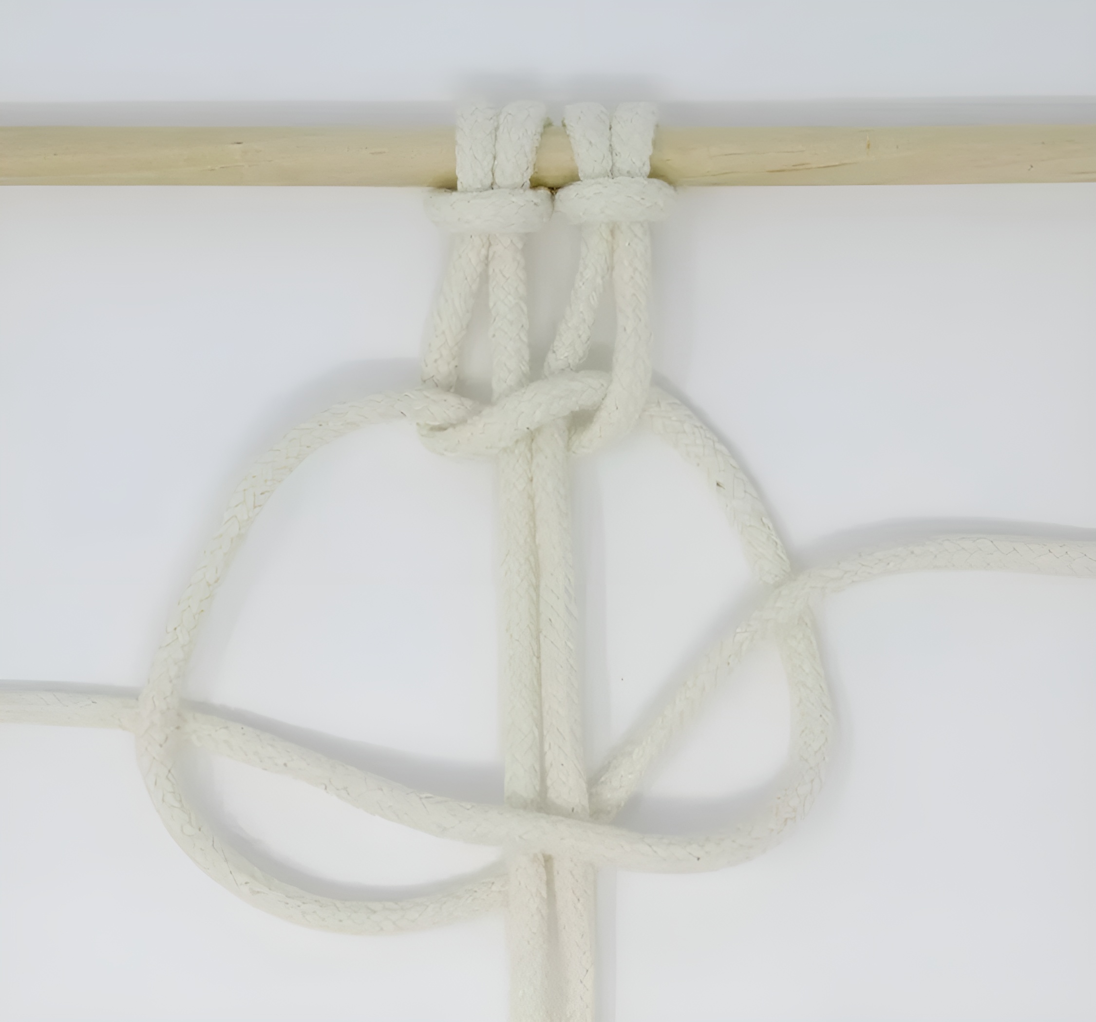Lấy dây làm việc 4 và di chuyển nó sang bên phải dưới hai dây phụ và trên dây làm việc 1.