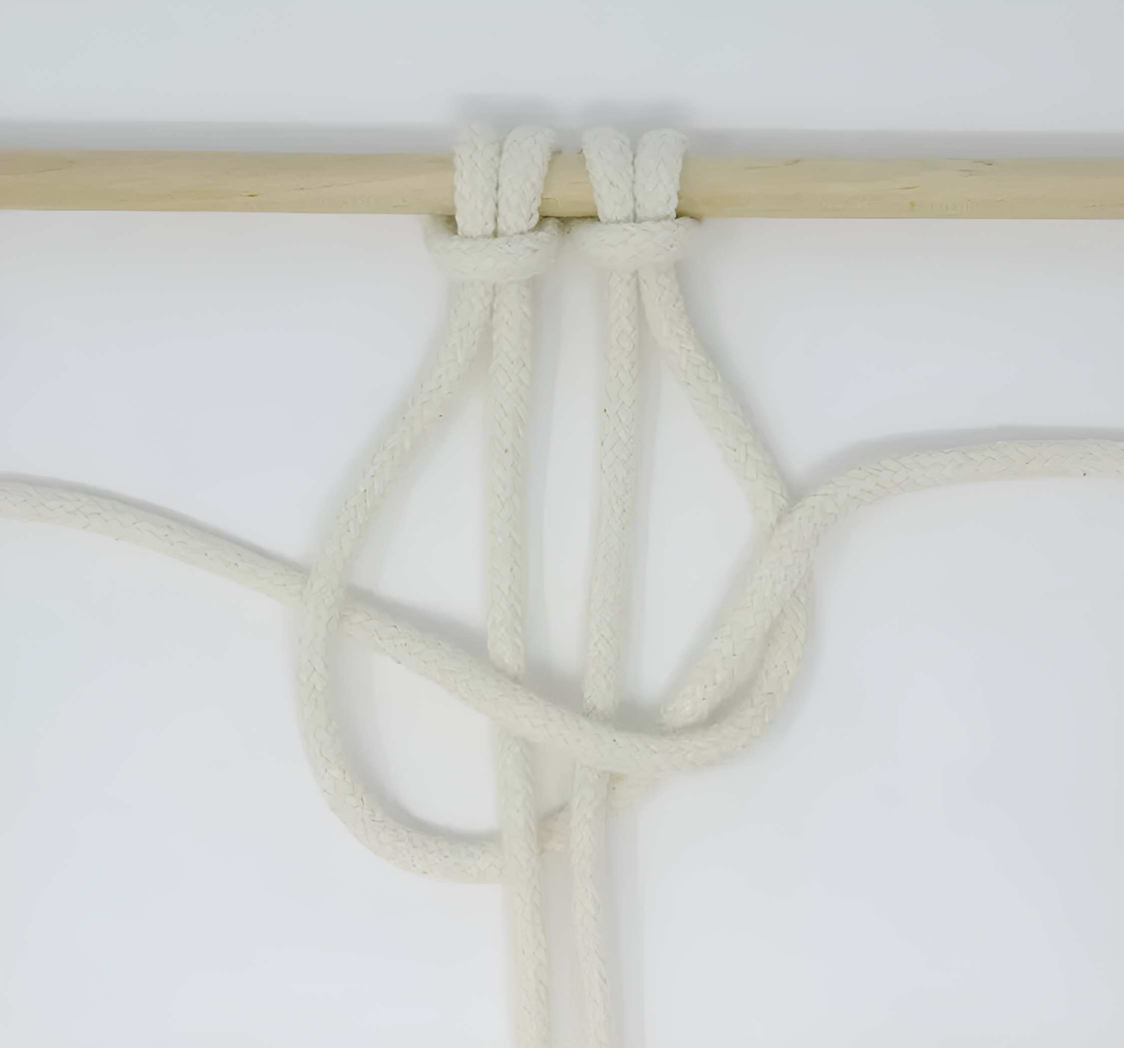 Lấy sợi dây cuối cùng (dây làm việc 4) và di chuyển nó sang bên trái, trên dây phụ (dây 2 và 3) và dưới dây đầu tiên (dây làm việc 1).