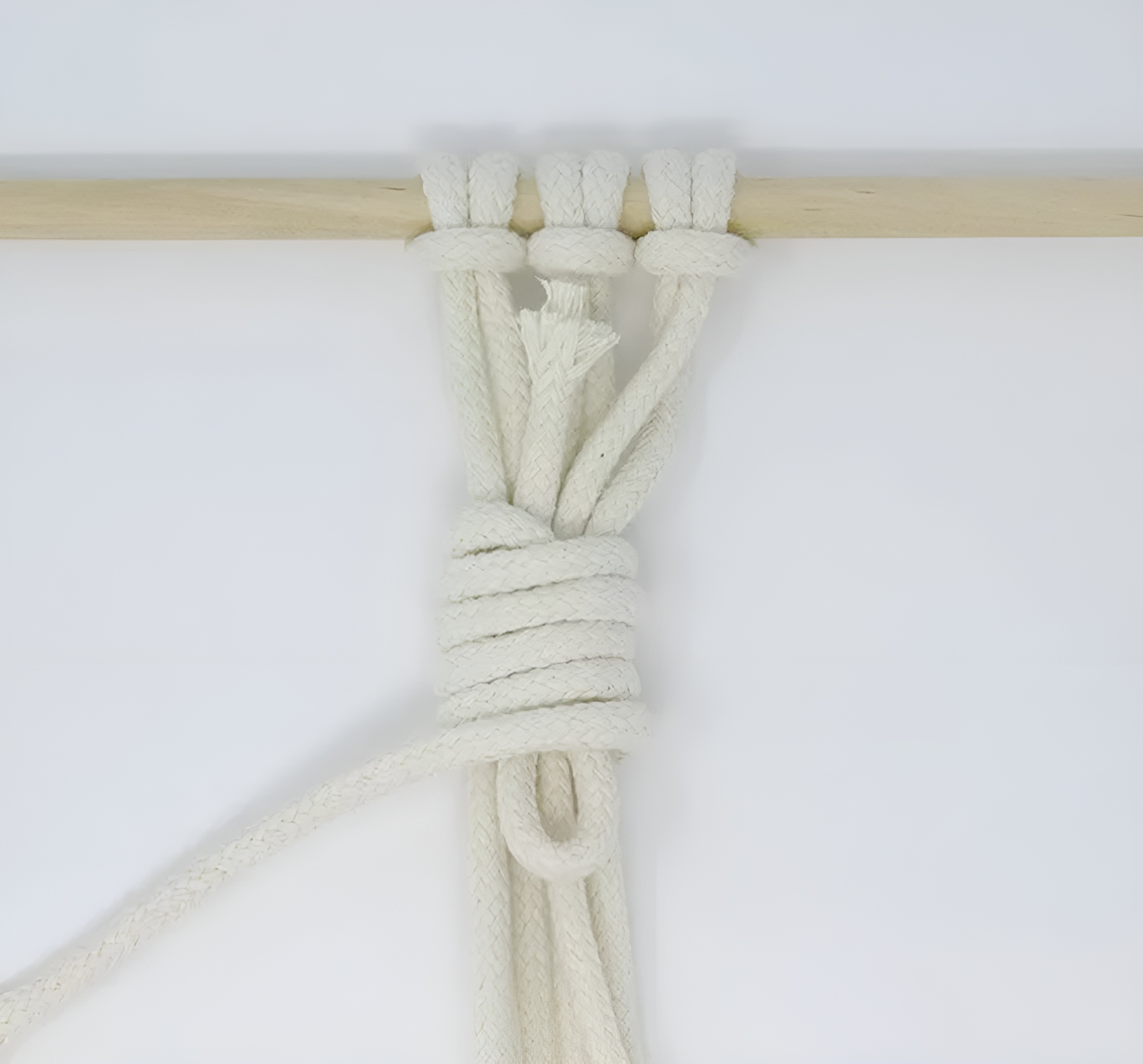 Luồn phần cuối của dây quấn qua vòng ở dưới cùng của khăn quấn.