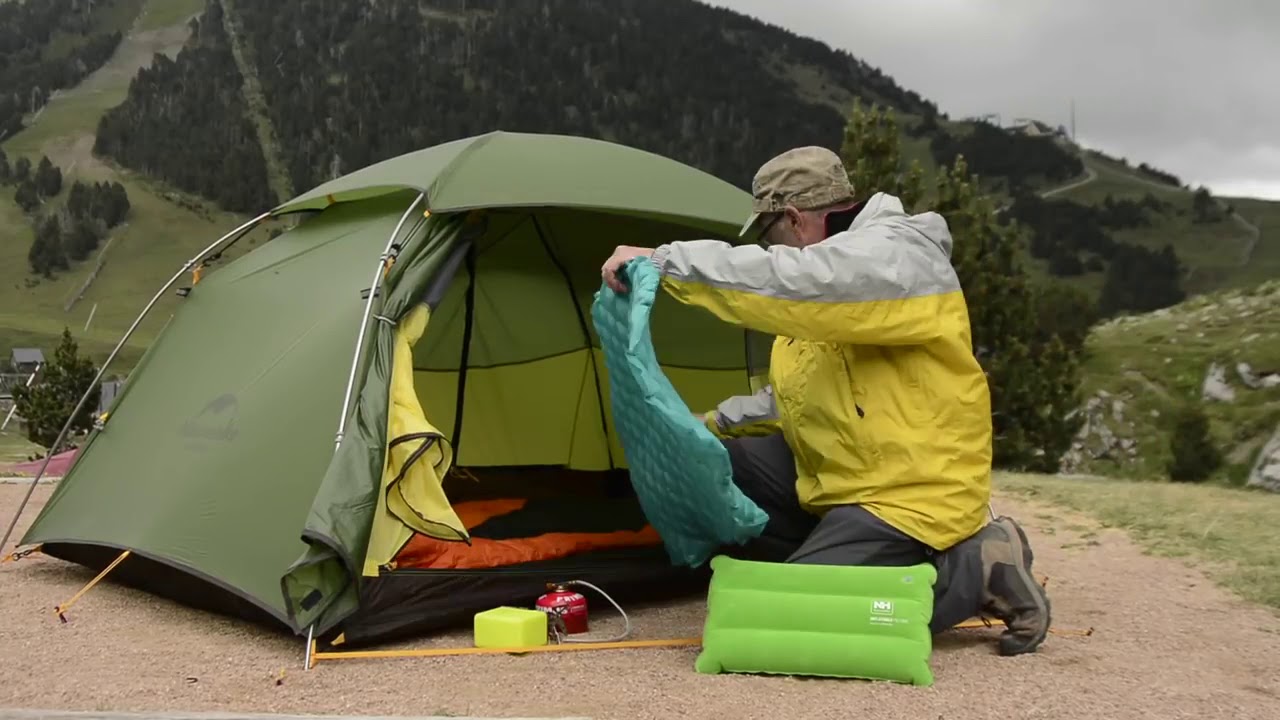 Túi và lều ngủ chuẩn bị cho chuyến trekking