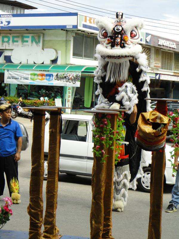 Múa lân mừng khai trương