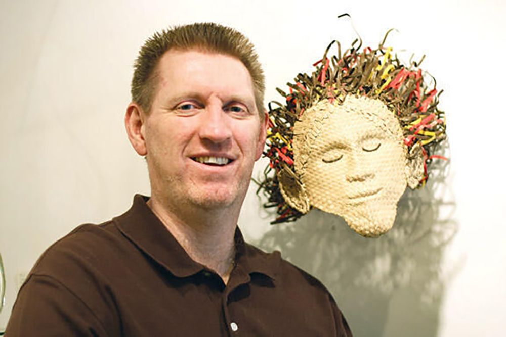 Chiếc mặt nạ làm từ dây kẽm vỏ nhựa bởi John Gill