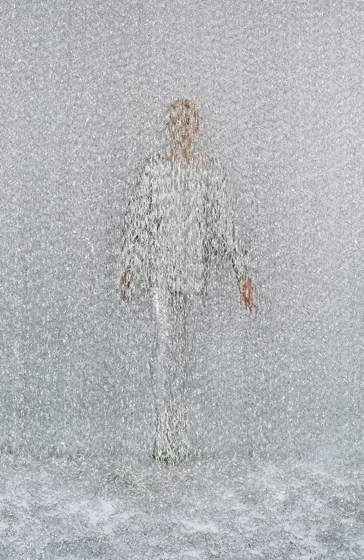 Tác phẩm làm từ dây kẽm khiến liên tưởng tới một người đứng trong cơn mưa rào trong bộ sưu tập Lost in My Life,2011