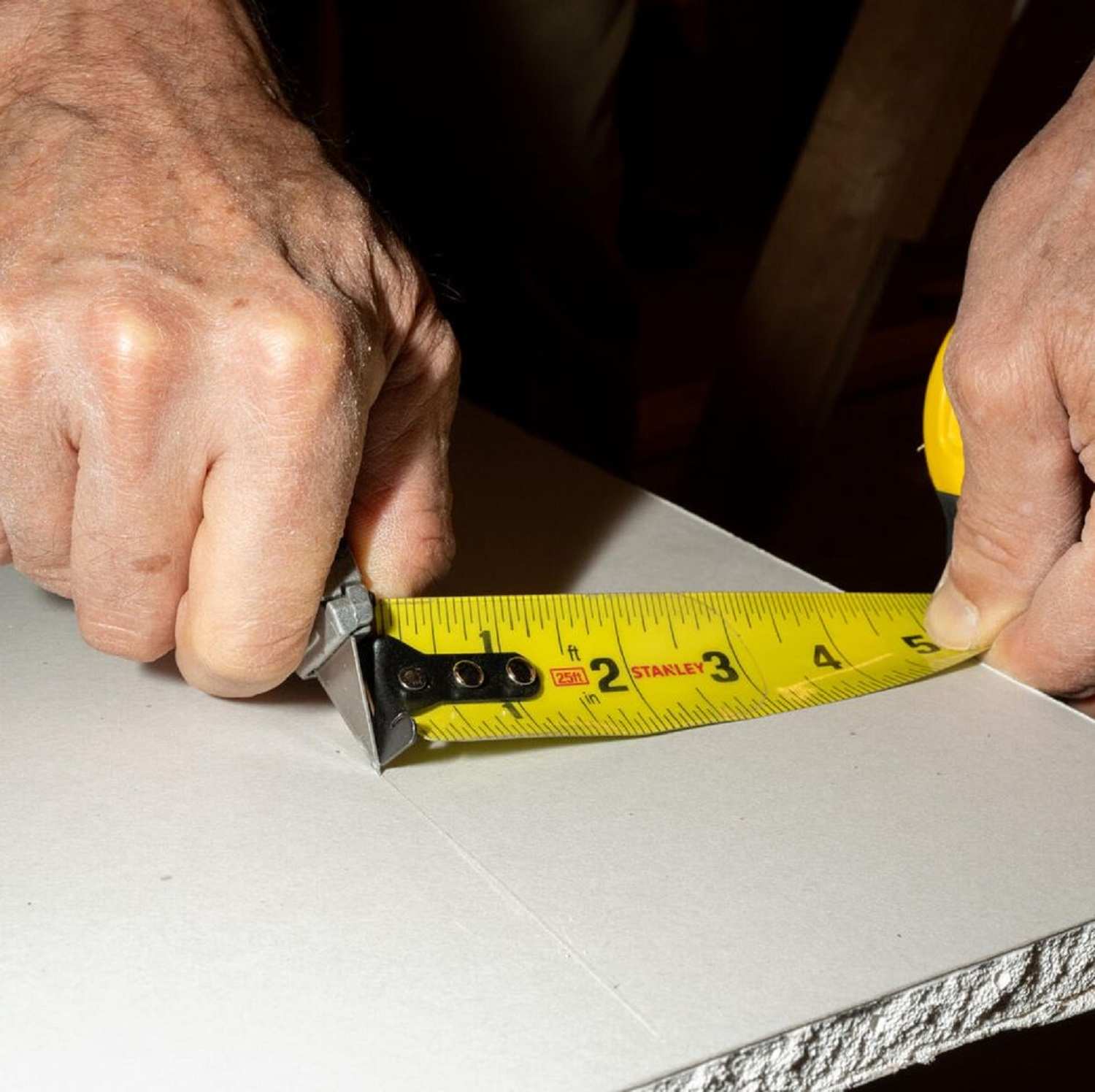 Mũi của con dao tiện ích cũng vạch ra một đường cắt cực kỳ chính xác trên gỗ và kim loại.