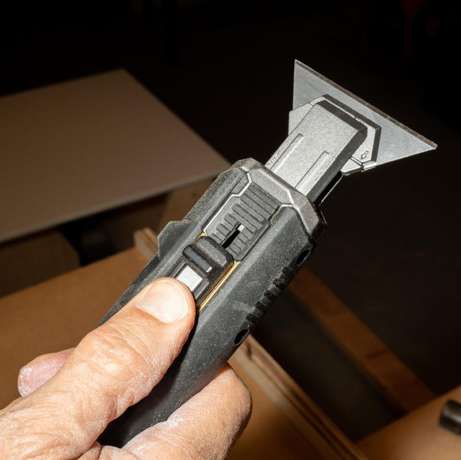 Nhấn chốt hoàn toàn về phía trước và thả ra để xoay lưỡi dao 90 độ. Ở vị trí lưỡi dao này, dụng cụ này hoạt động như một dụng cụ cạo dao cạo.